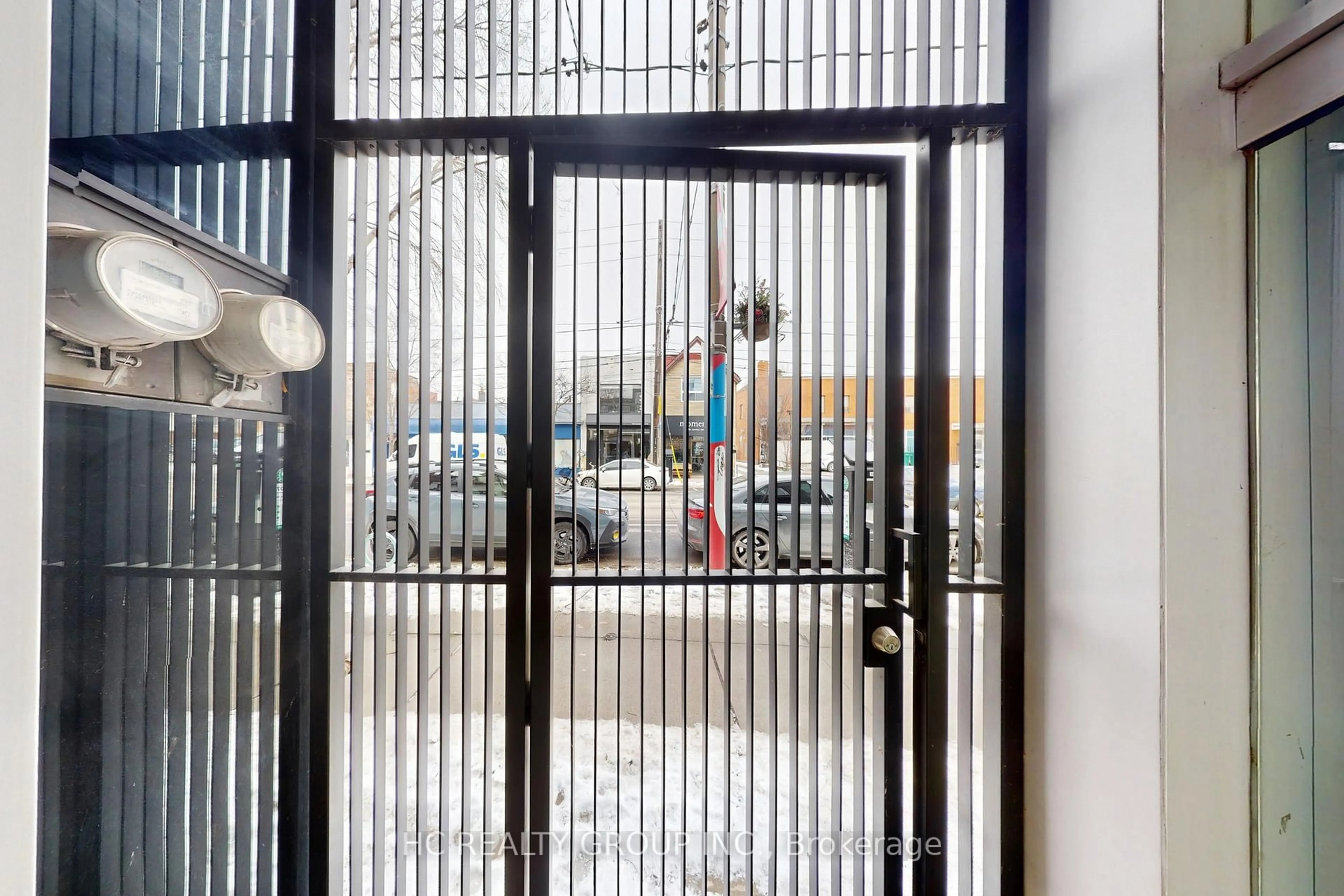 Indoor foyer for 899 Dundas St, Toronto Ontario M6J 1V9