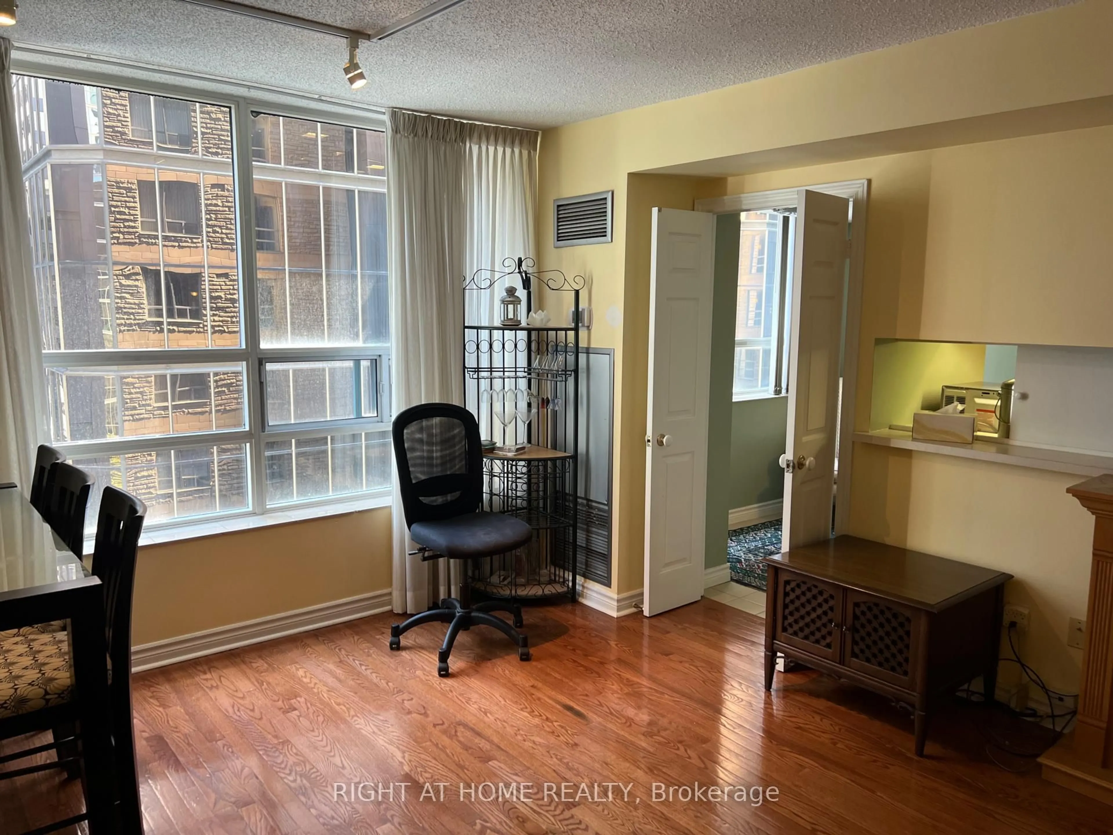 A pic of a room for 71 Simcoe St #705, Toronto Ontario M5J 2S9
