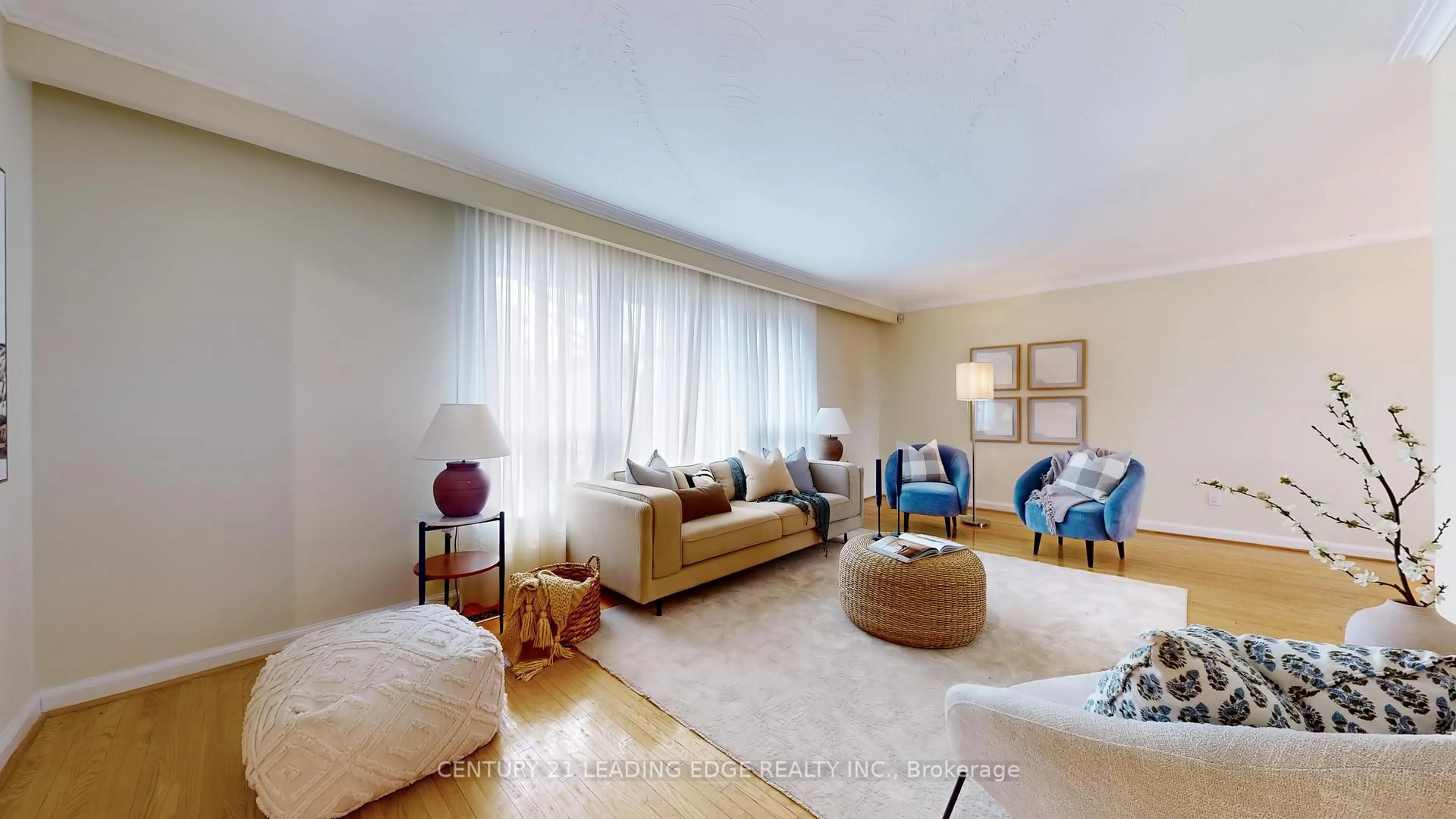 Living room with furniture, carpet floor for 78 RUSCICA Dr, Toronto Ontario M4A 1R4