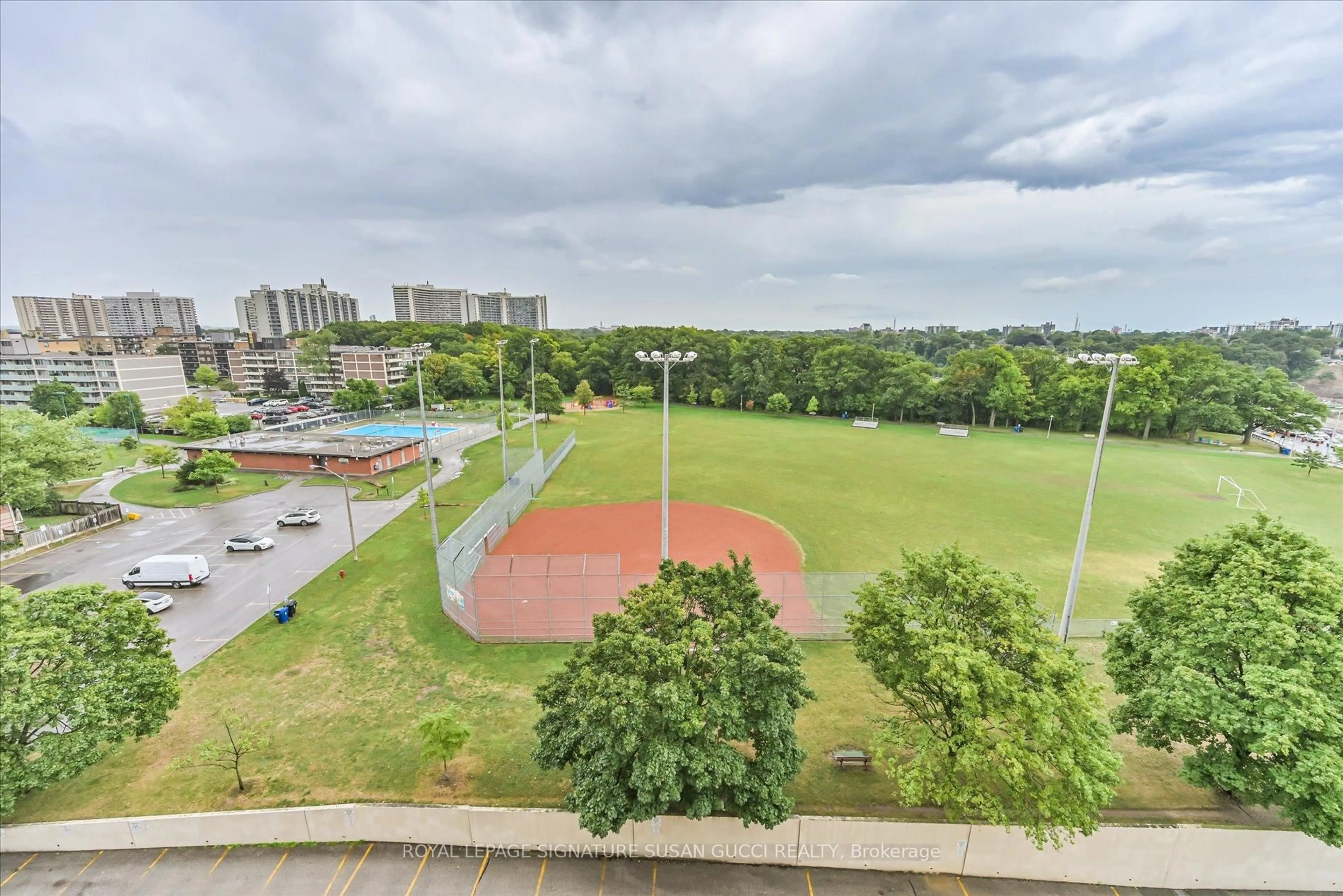 A pic from outside/outdoor area/front of a property/back of a property/a pic from drone, city buildings view from balcony for 1 Leaside Park Dr #616, Toronto Ontario M4H 1R1