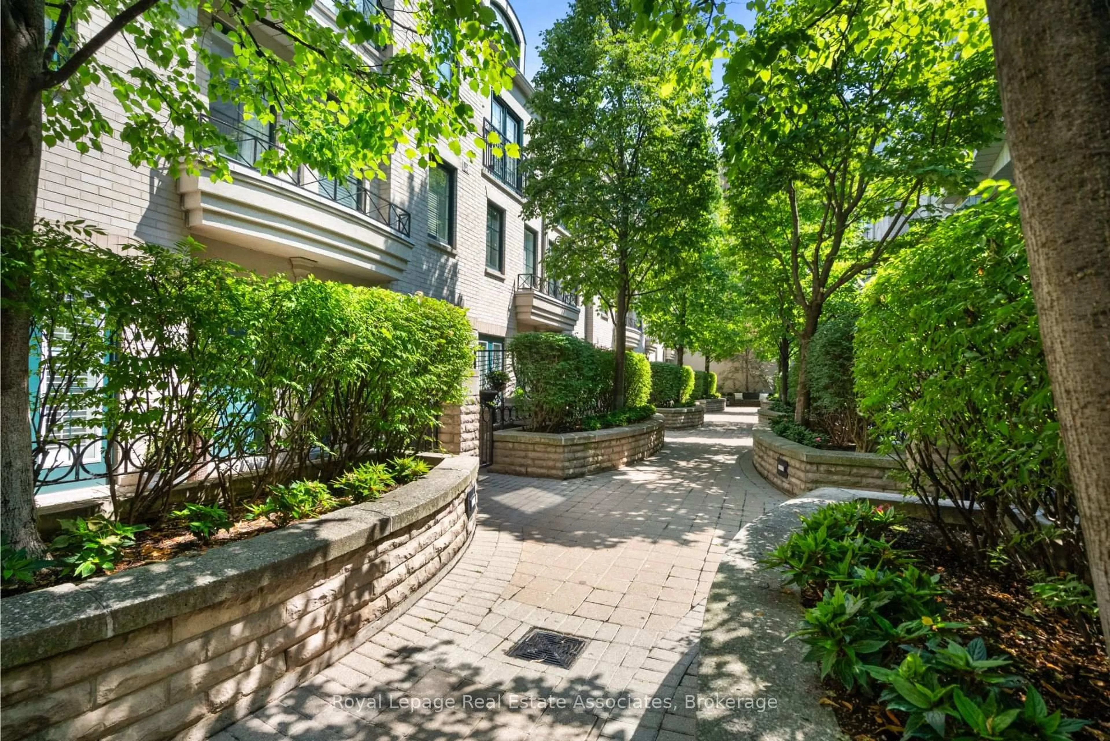 Patio, street for 1 Baxter St #8, Toronto Ontario M4W 3W1