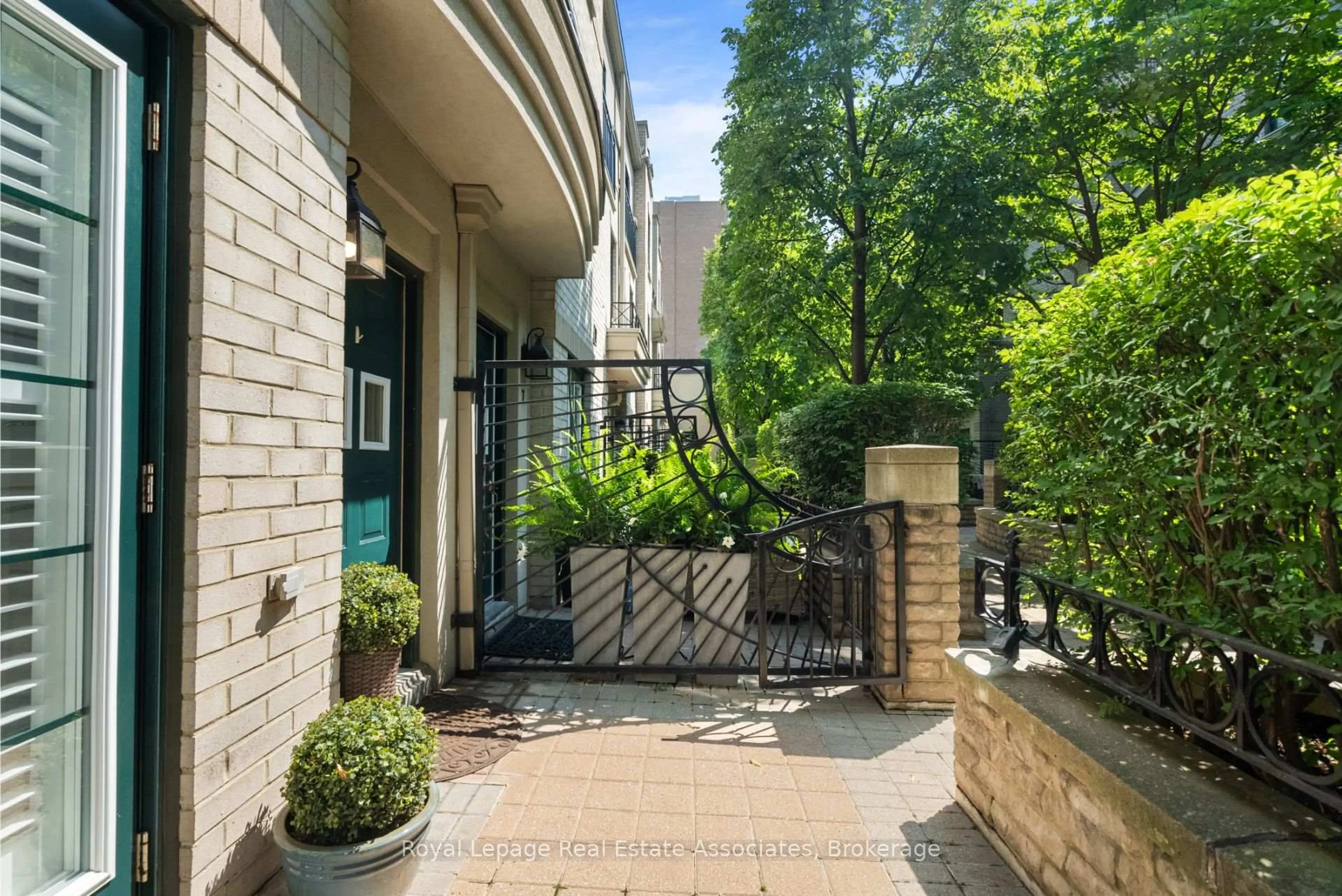 Patio, street for 1 Baxter St #8, Toronto Ontario M4W 3W1
