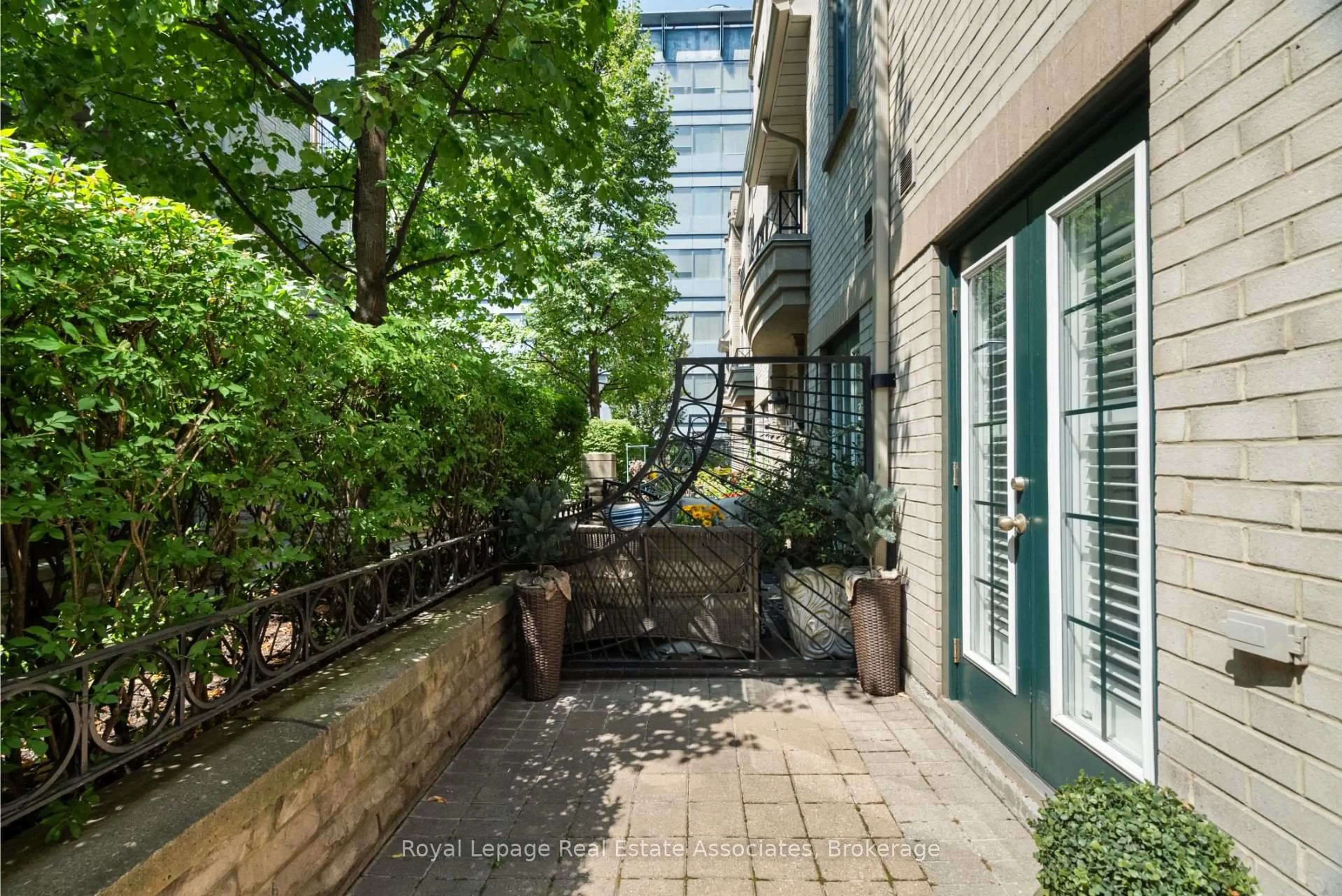 Patio, street for 1 Baxter St #8, Toronto Ontario M4W 3W1