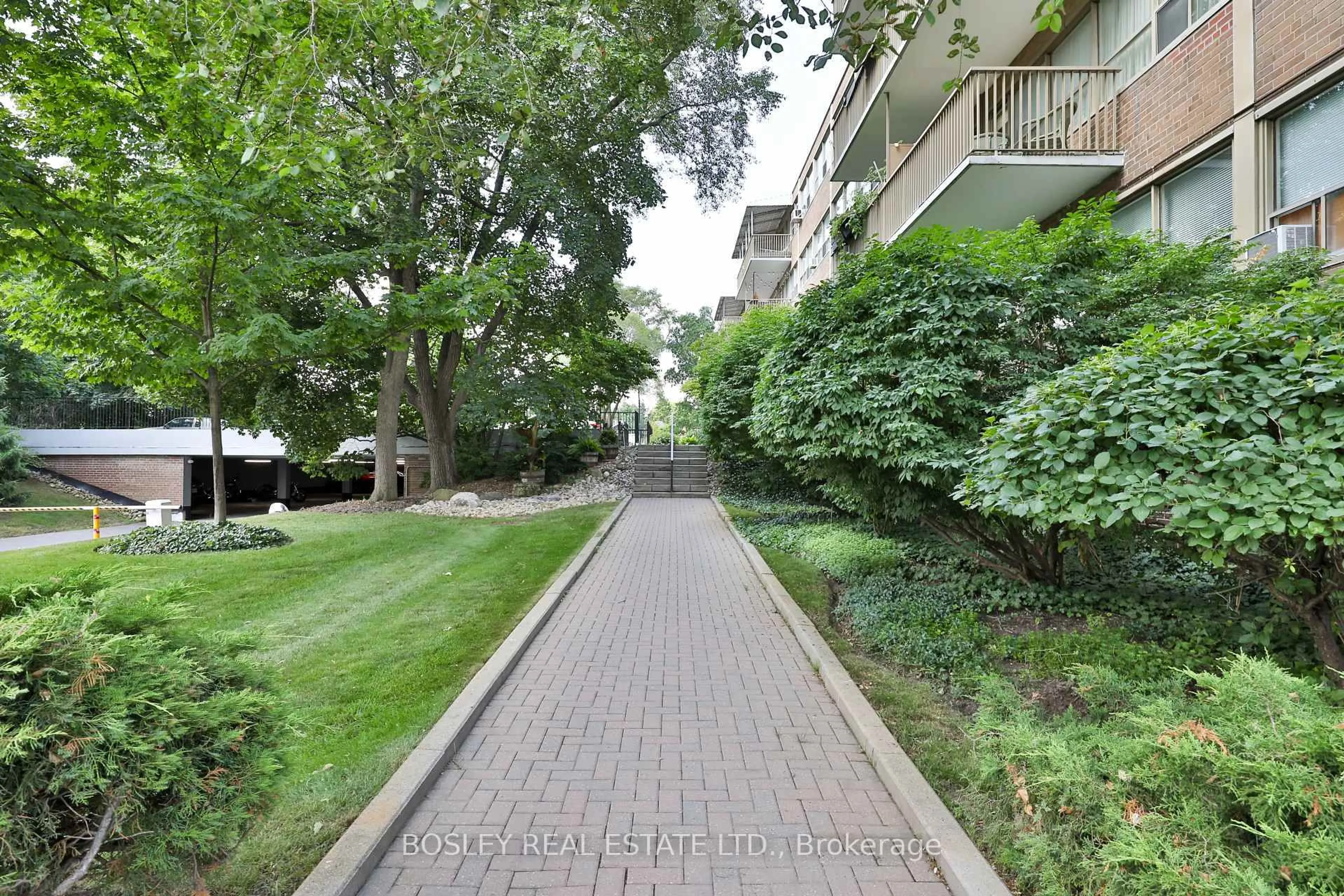 Patio, street for 160 The Donway #110, Toronto Ontario M3C 2G1