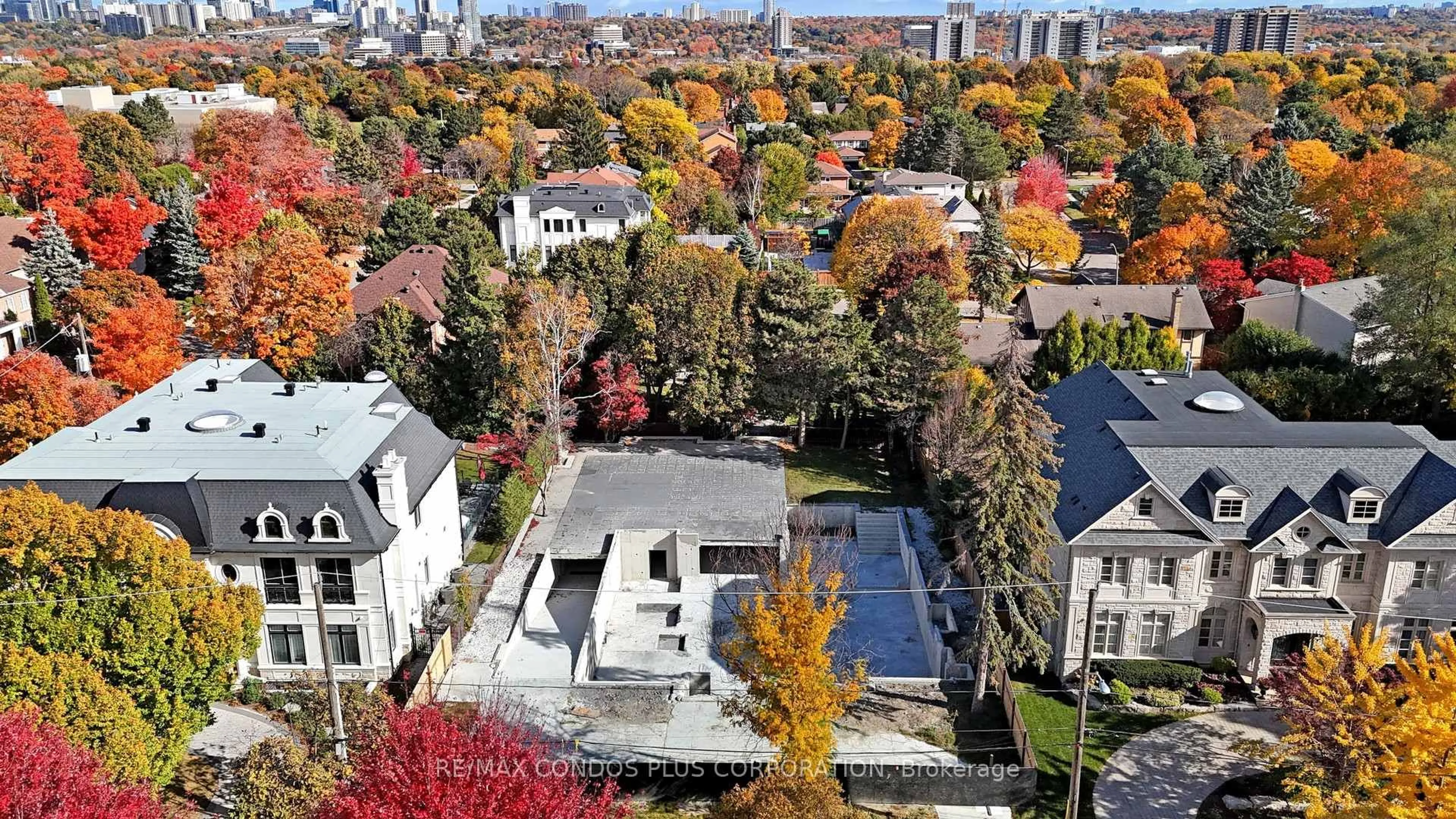 A pic from outside/outdoor area/front of a property/back of a property/a pic from drone, city buildings view from balcony for 27 Dempsey Cres, Toronto Ontario M2L 1Y4
