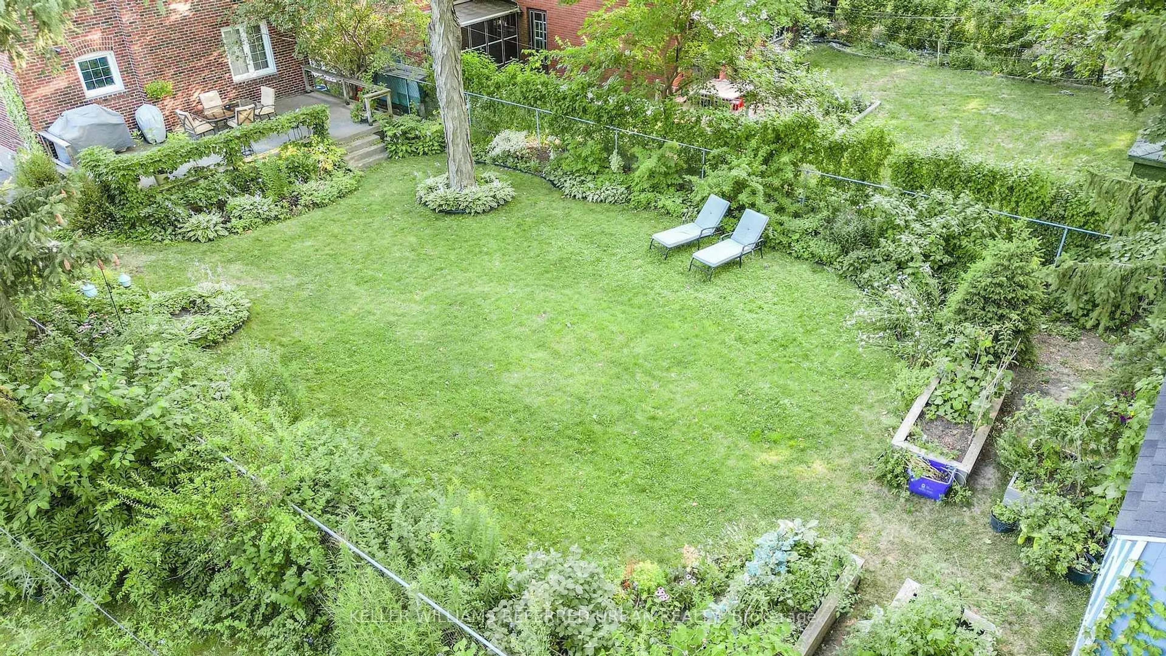 A pic from outside/outdoor area/front of a property/back of a property/a pic from drone, street for 90 Norton Ave, Toronto Ontario M2N 4A5