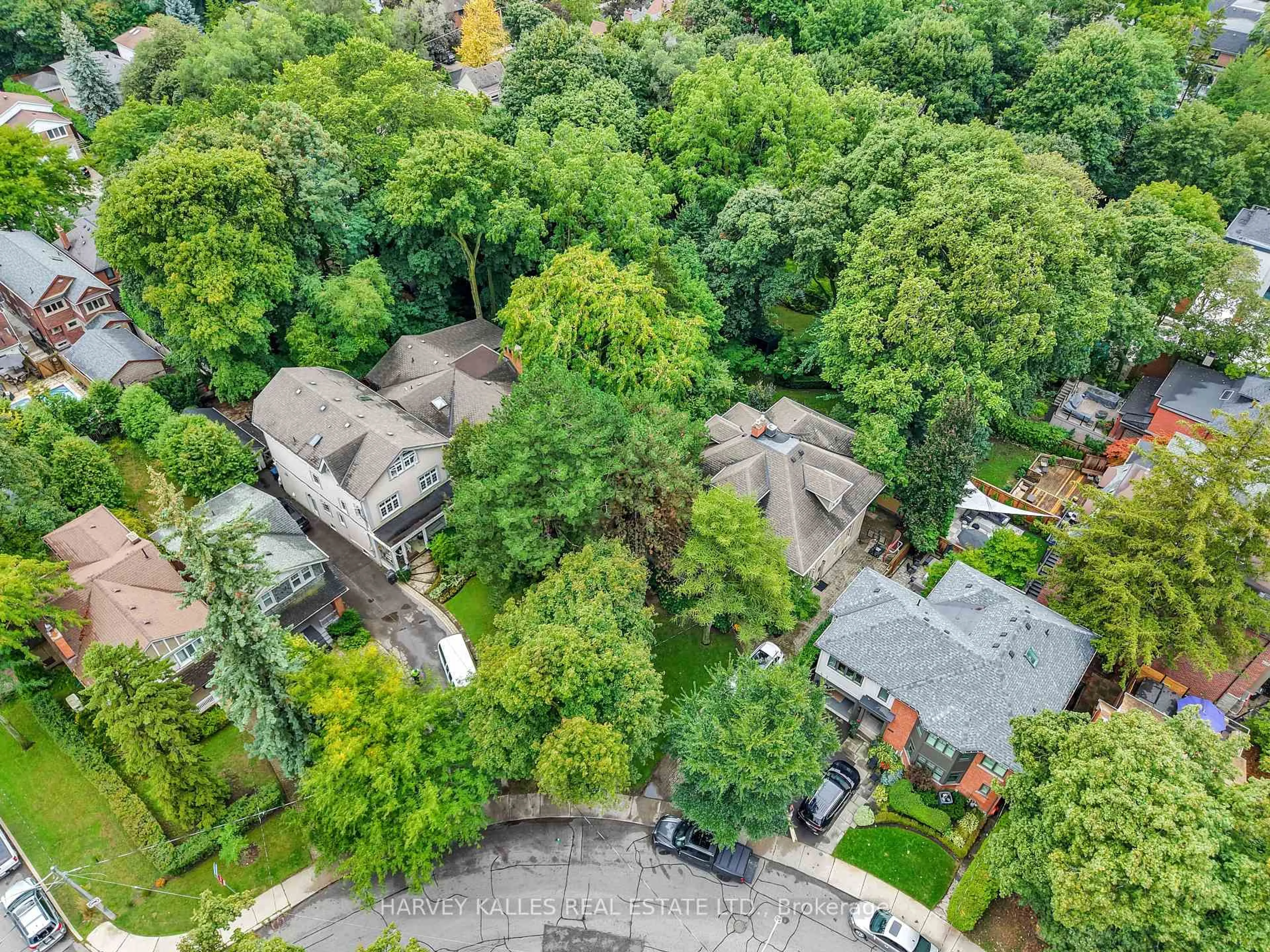 A pic from outside/outdoor area/front of a property/back of a property/a pic from drone, street for 138 Rosewell Ave, Toronto Ontario M4R 2A4