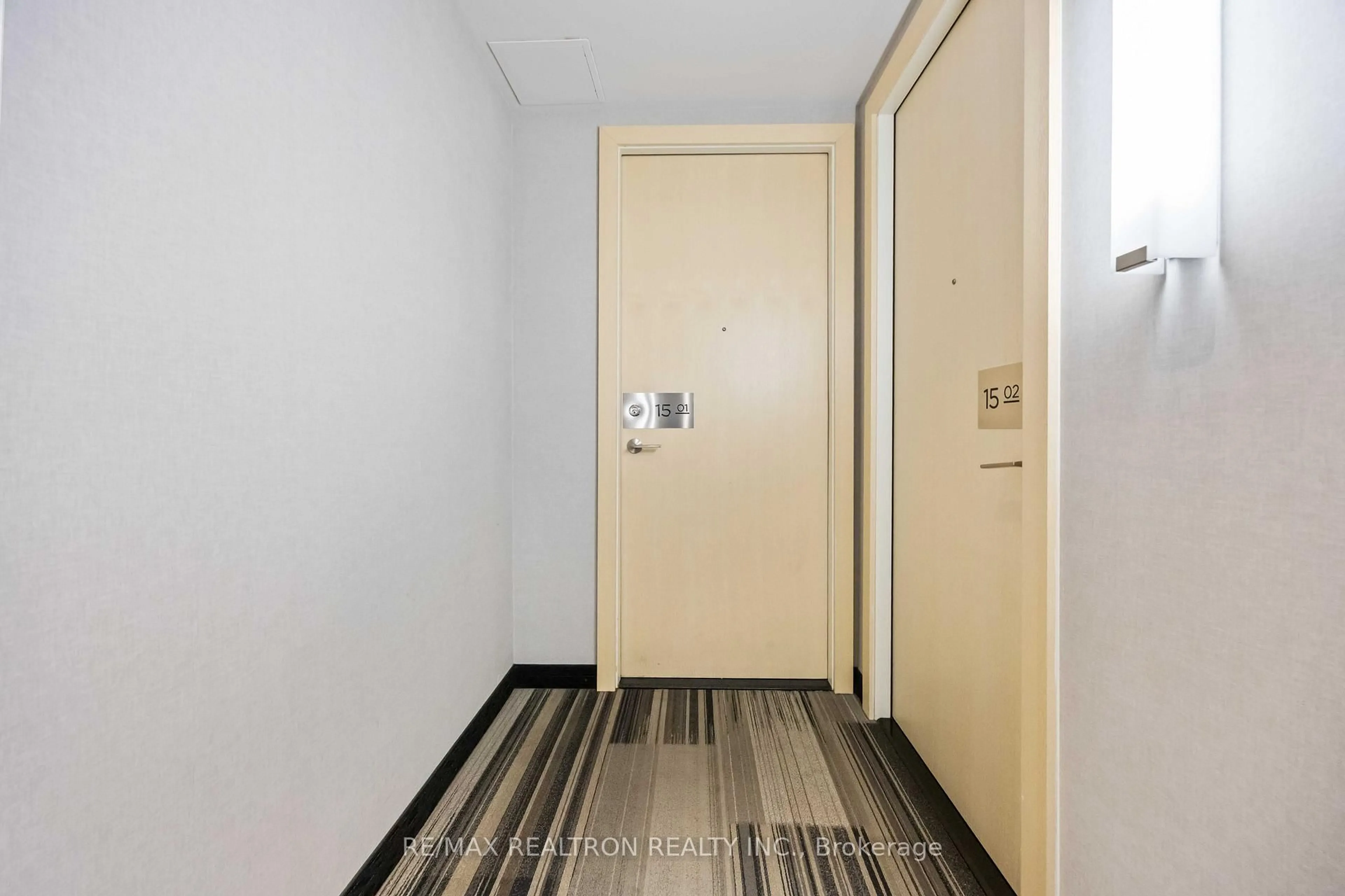 Indoor foyer for 30 Roehampton Ave #1501, Toronto Ontario M4P 0B9