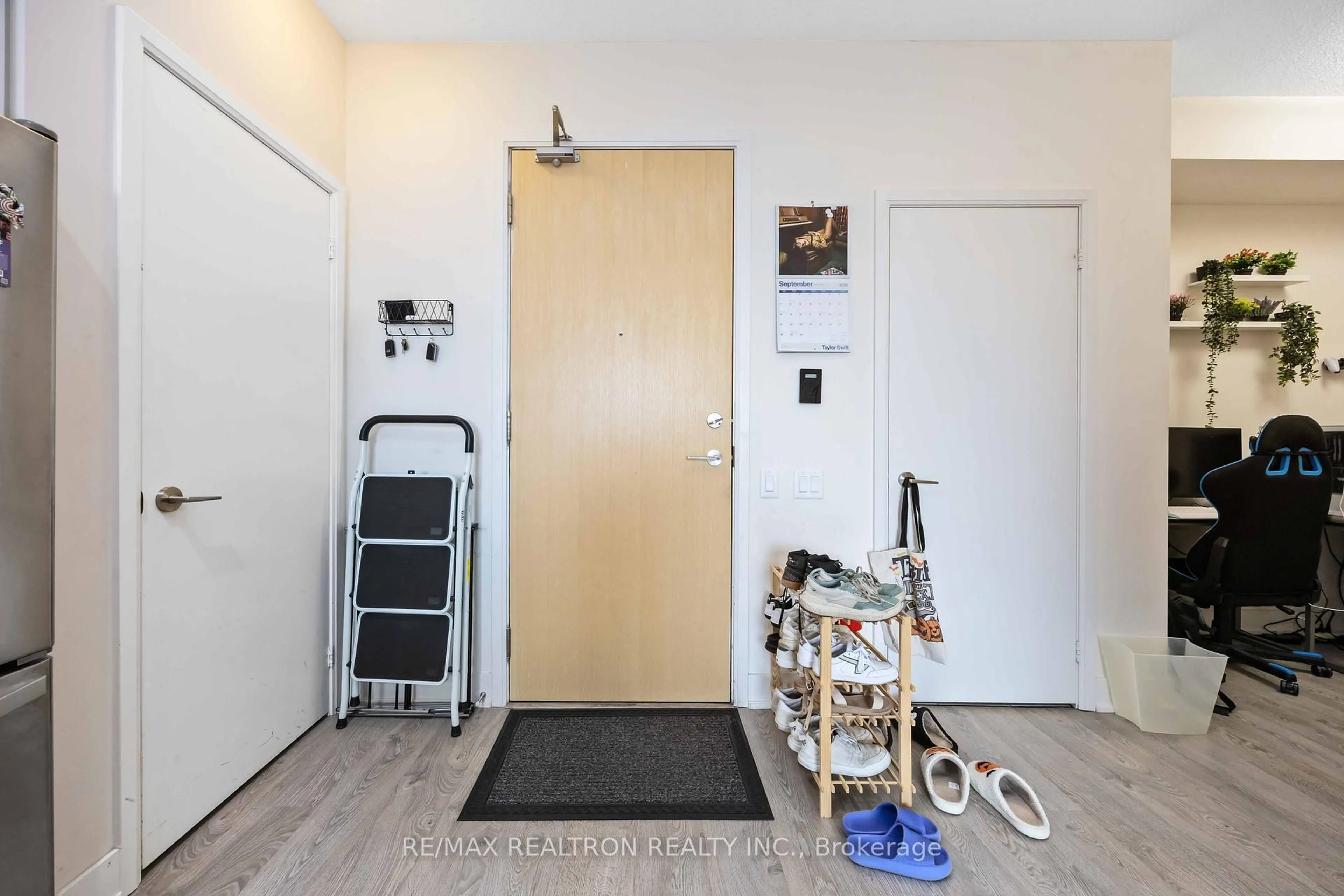 Indoor entryway for 30 Roehampton Ave #1501, Toronto Ontario M4P 0B9