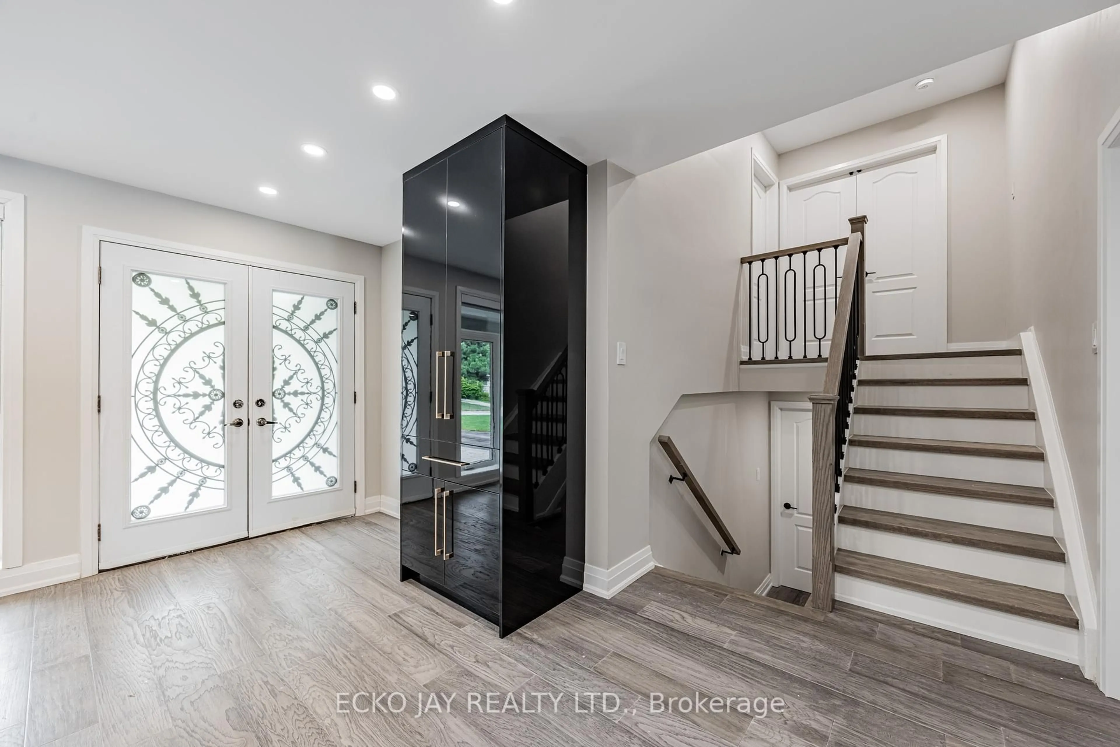Indoor entryway for 32 Hirondelle Pl, Toronto Ontario M3A 1V8