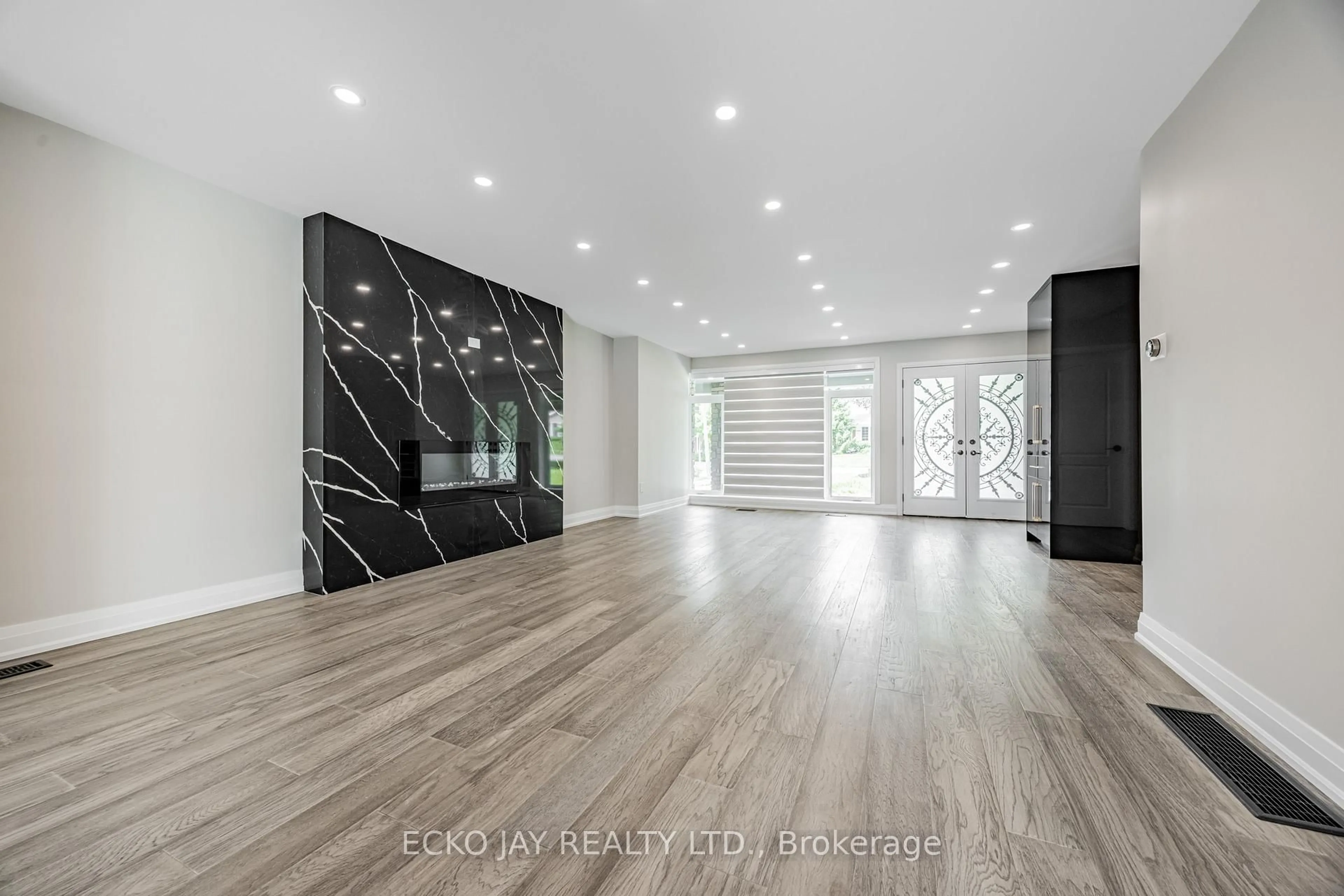 Indoor foyer for 32 Hirondelle Pl, Toronto Ontario M3A 1V8