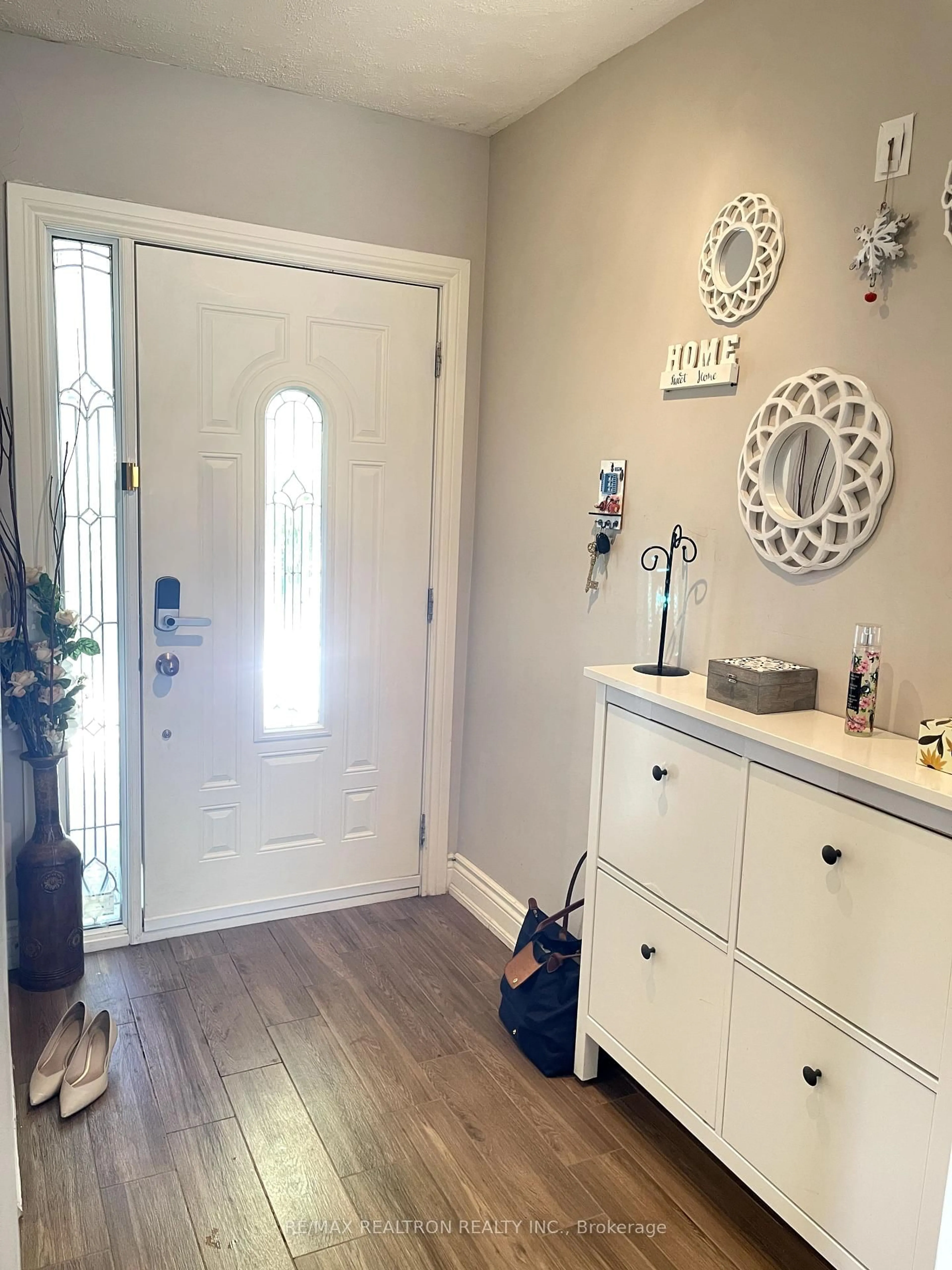 Indoor entryway for 926 Willowdale Ave, Toronto Ontario M2M 3C1