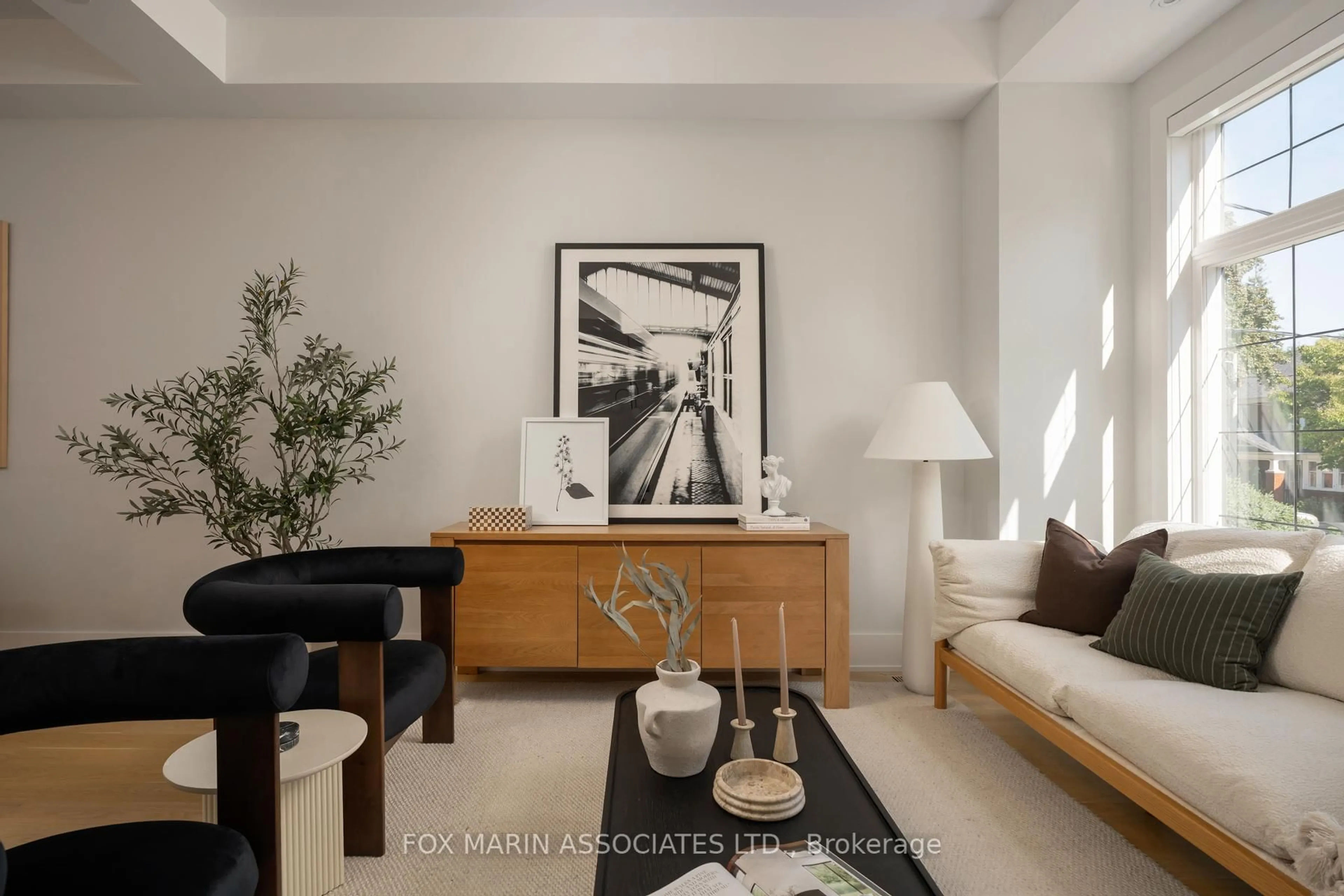 Living room with furniture, unknown for 100 Roe Ave, Toronto Ontario M5M 2H7