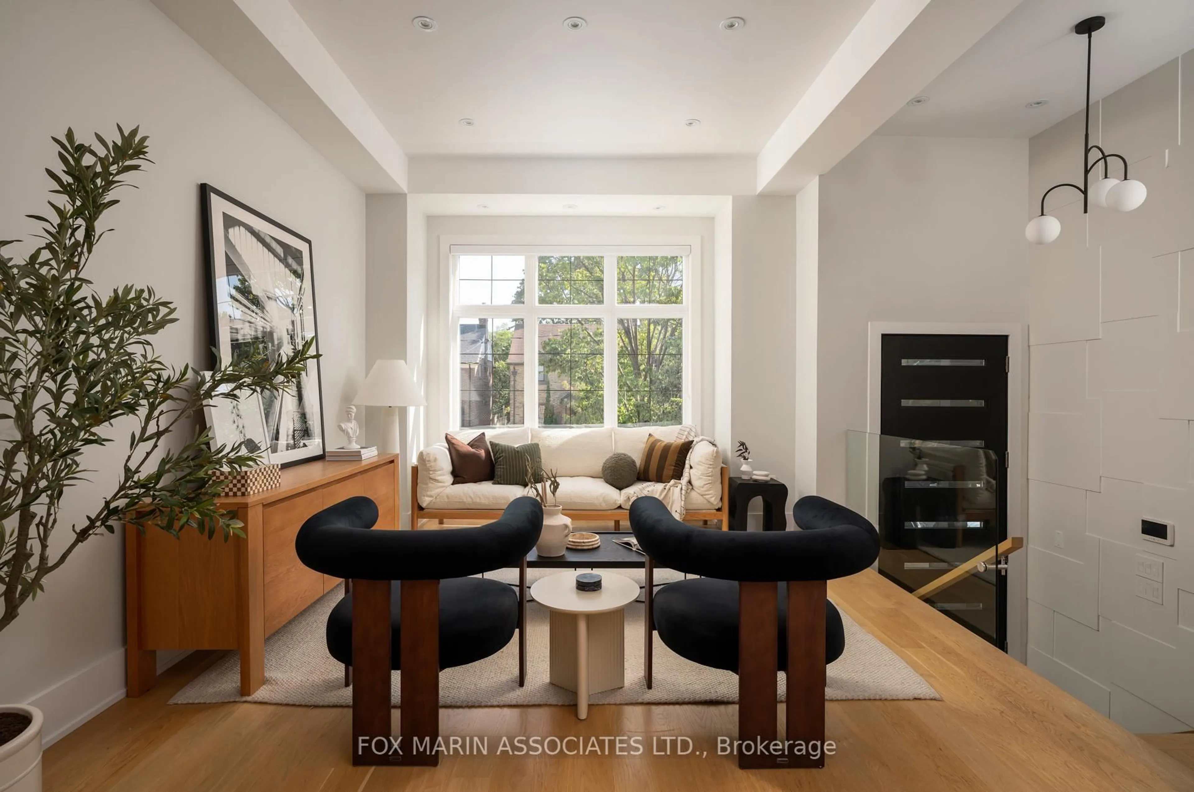 Living room with furniture, unknown for 100 Roe Ave, Toronto Ontario M5M 2H7