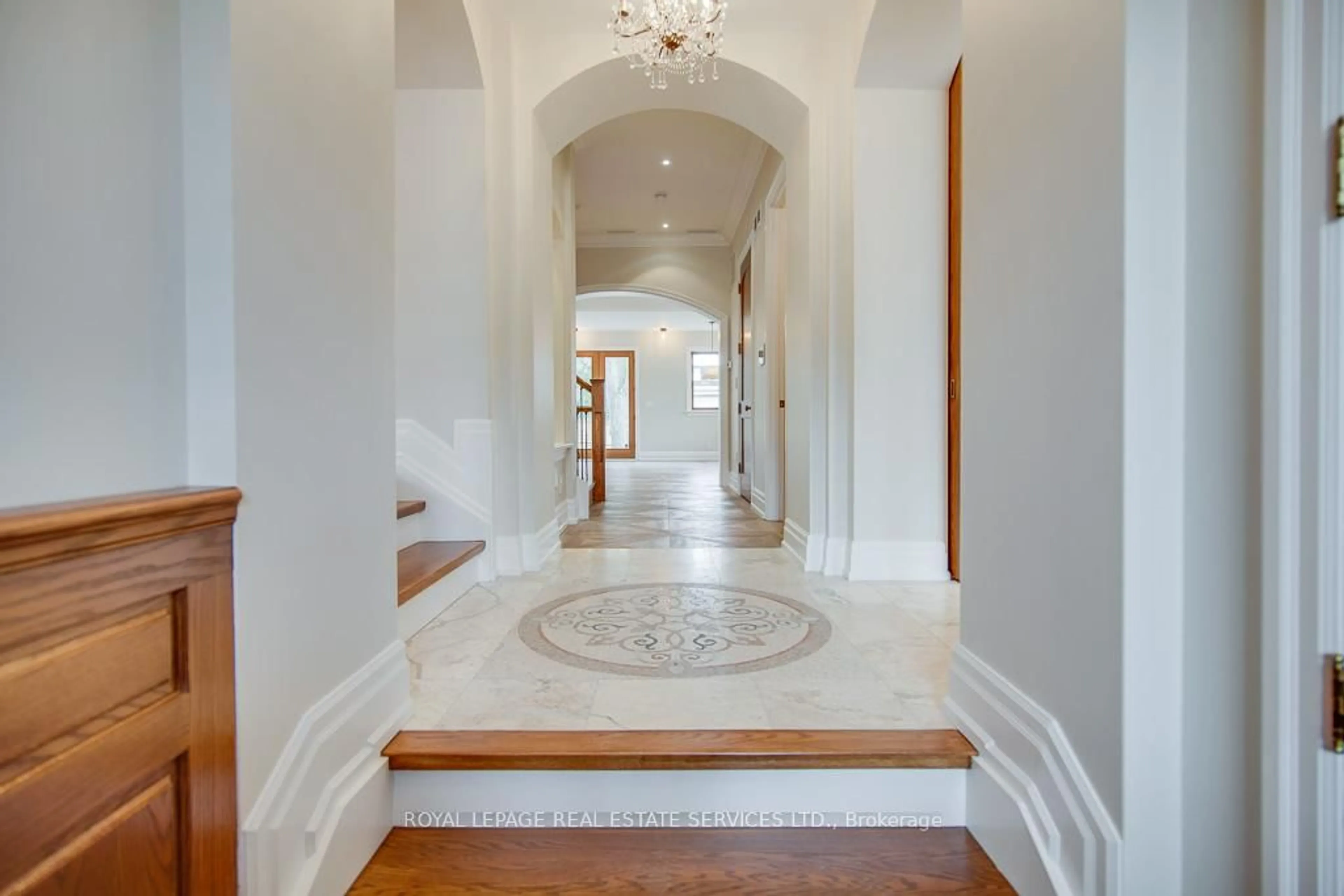 Indoor foyer for 441 Oriole Pkwy, Toronto Ontario M5P 2H7