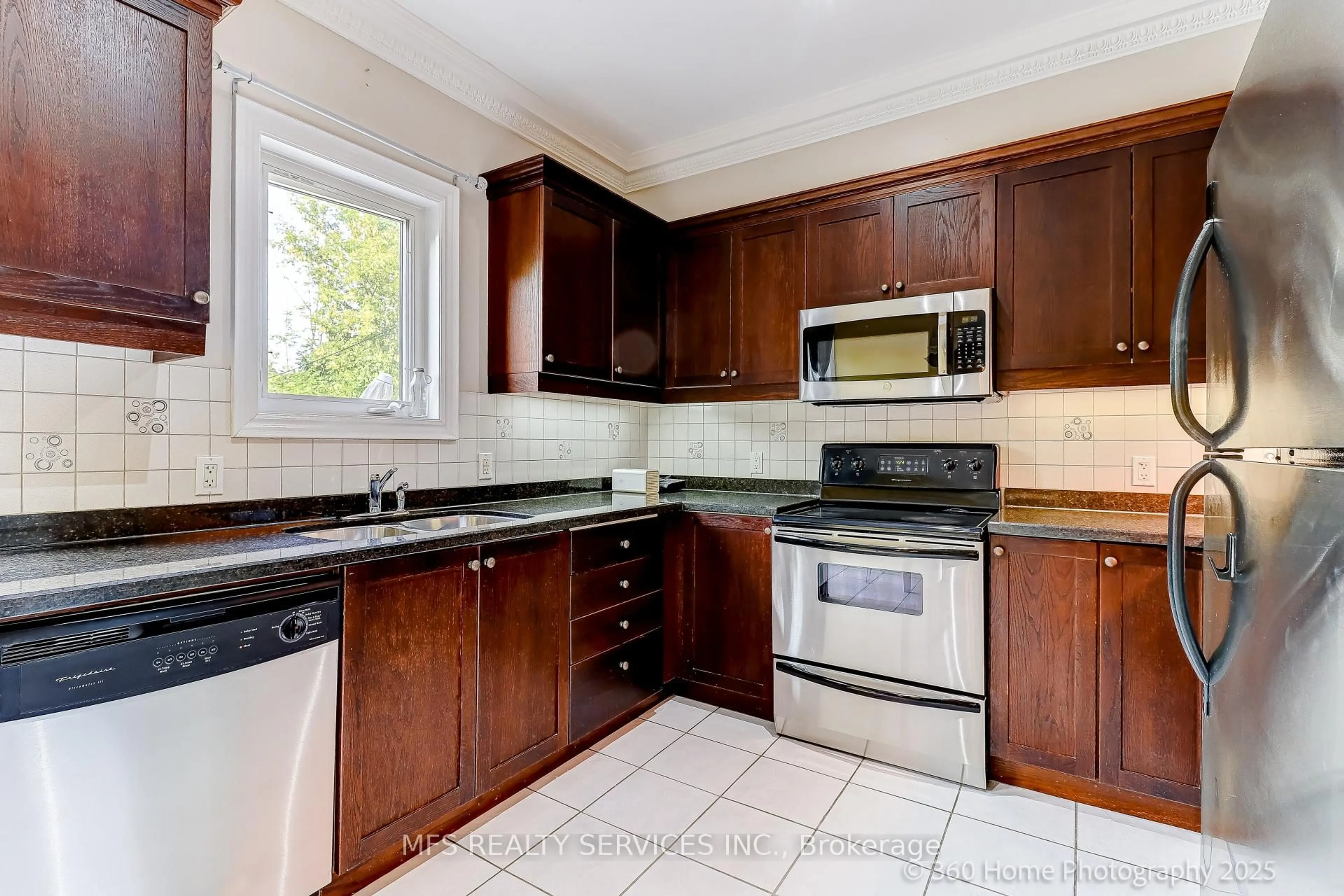 Standard kitchen, ceramic/tile floor for 132 B Finch Ave, Toronto Ontario M2N 4R7