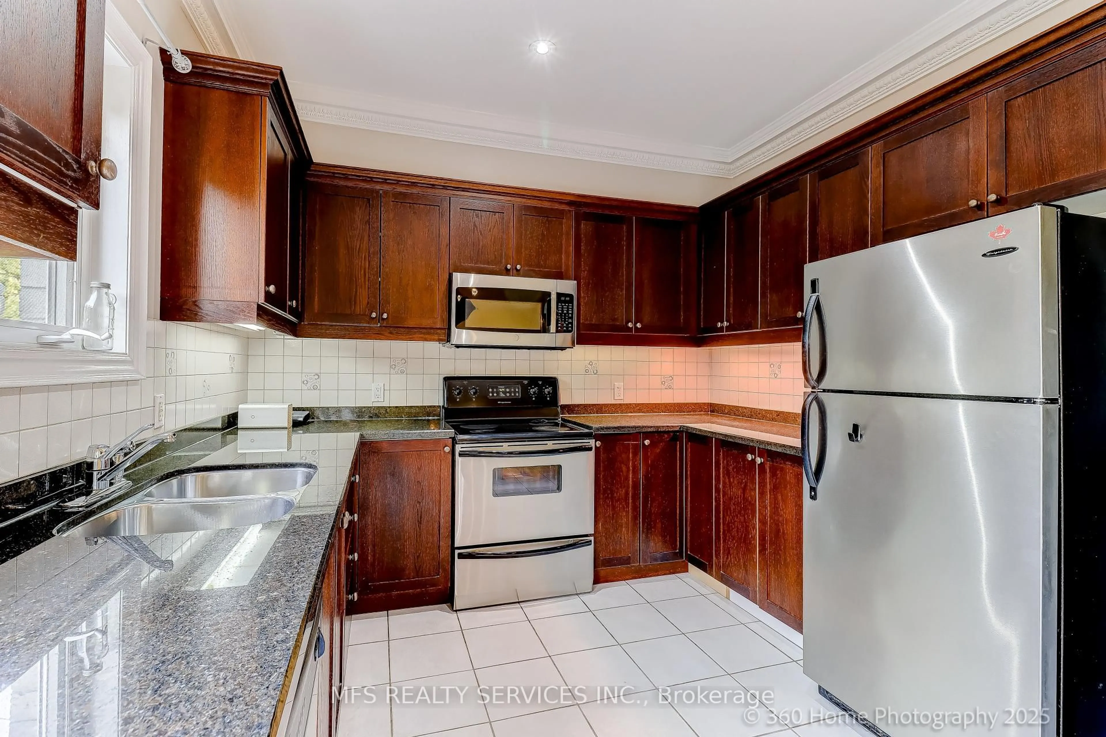 Standard kitchen, ceramic/tile floor for 132 B Finch Ave, Toronto Ontario M2N 4R7
