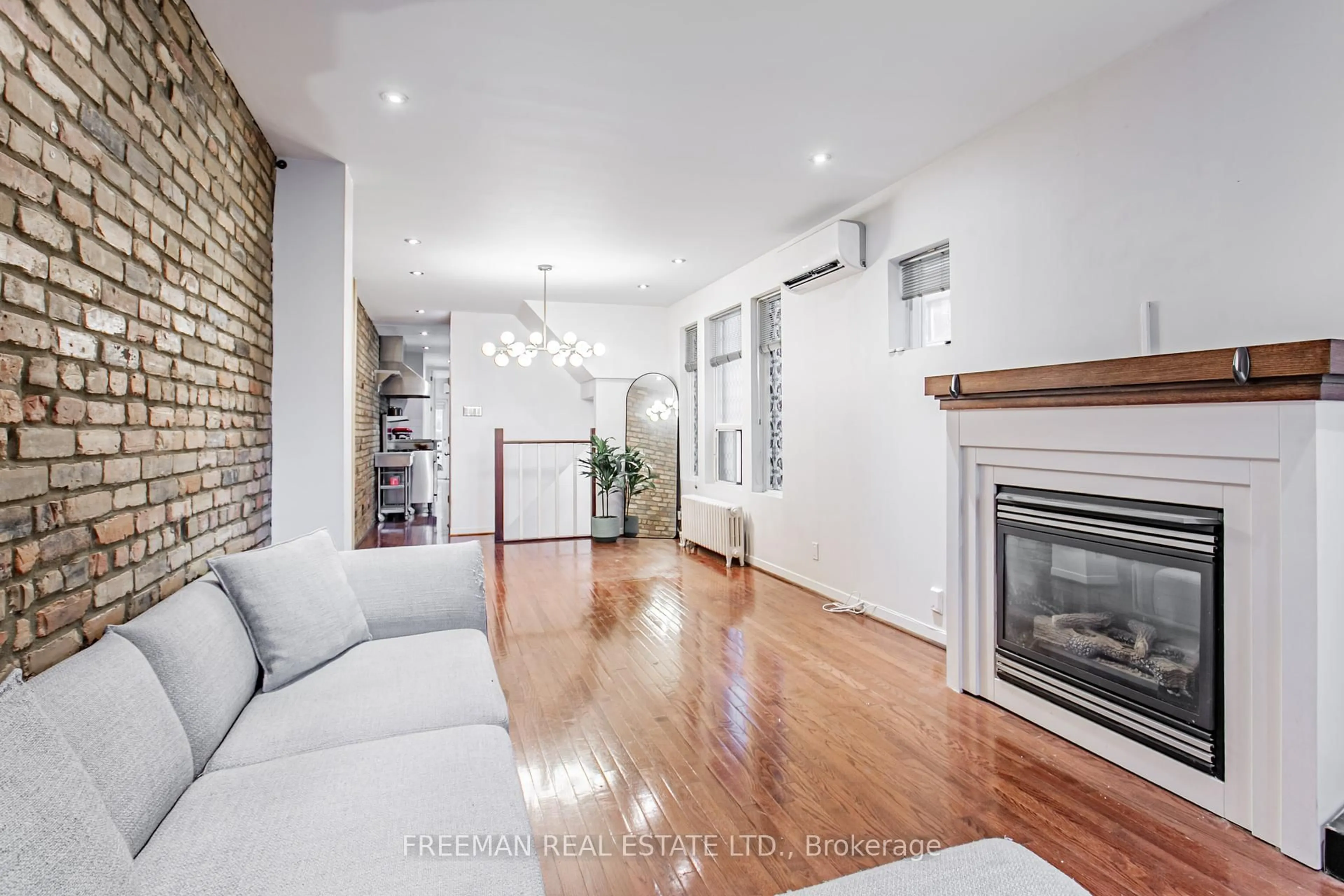 Living room with furniture, unknown for 490 Montrose Ave, Toronto Ontario M6G 3H1