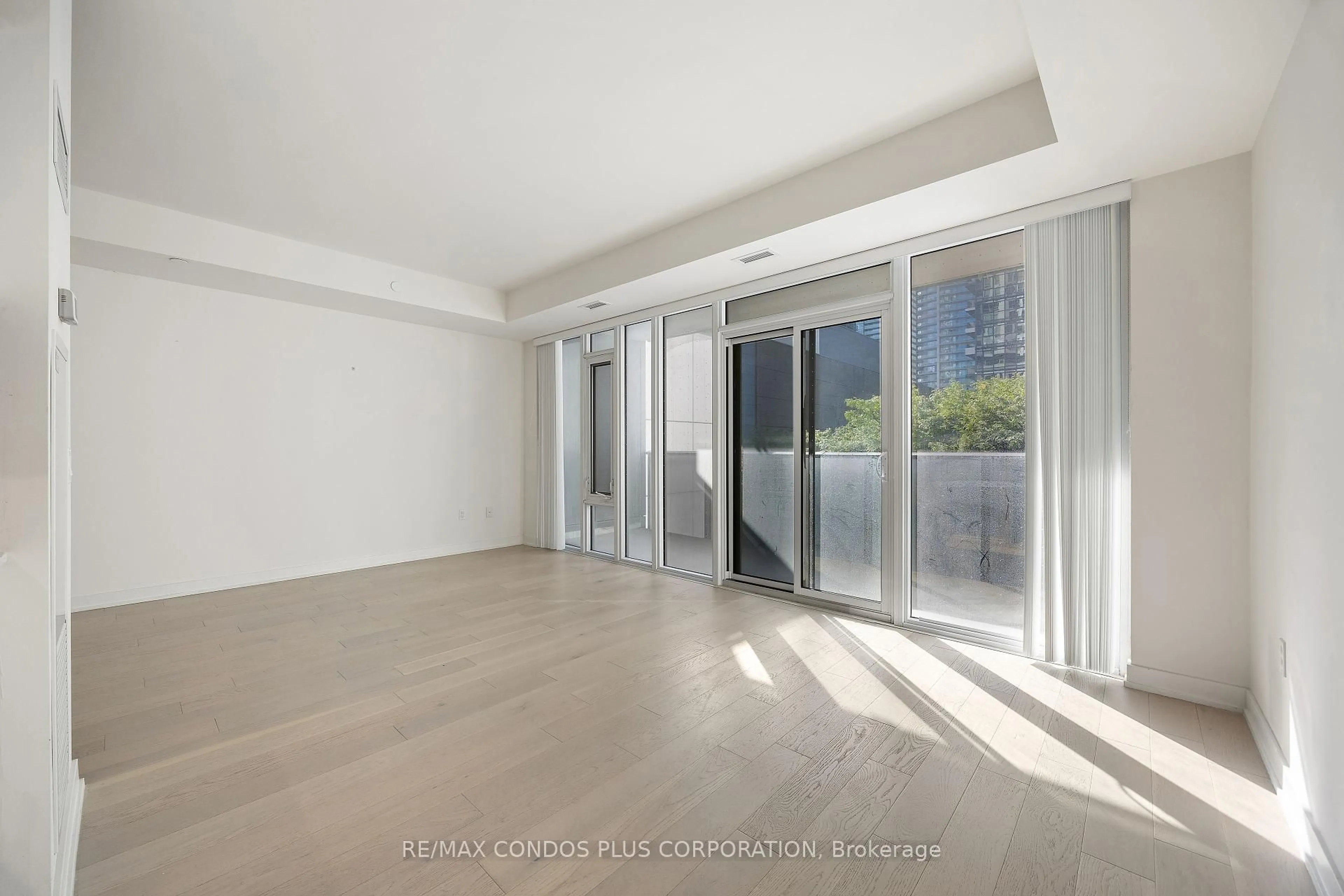 A pic of a room for 330 Richmond St #518, Toronto Ontario M5V 1X2