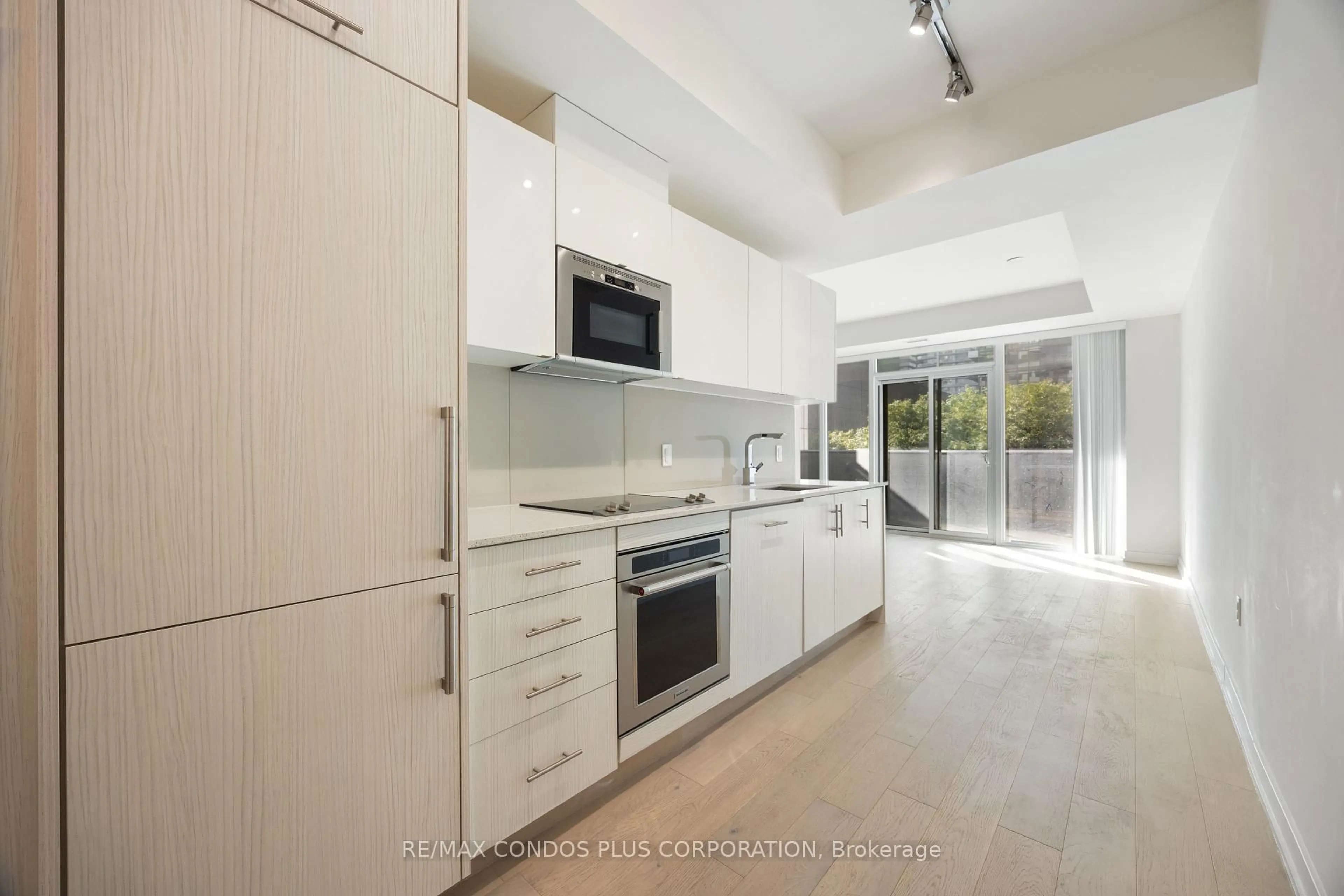 Standard kitchen, unknown for 330 Richmond St #518, Toronto Ontario M5V 1X2