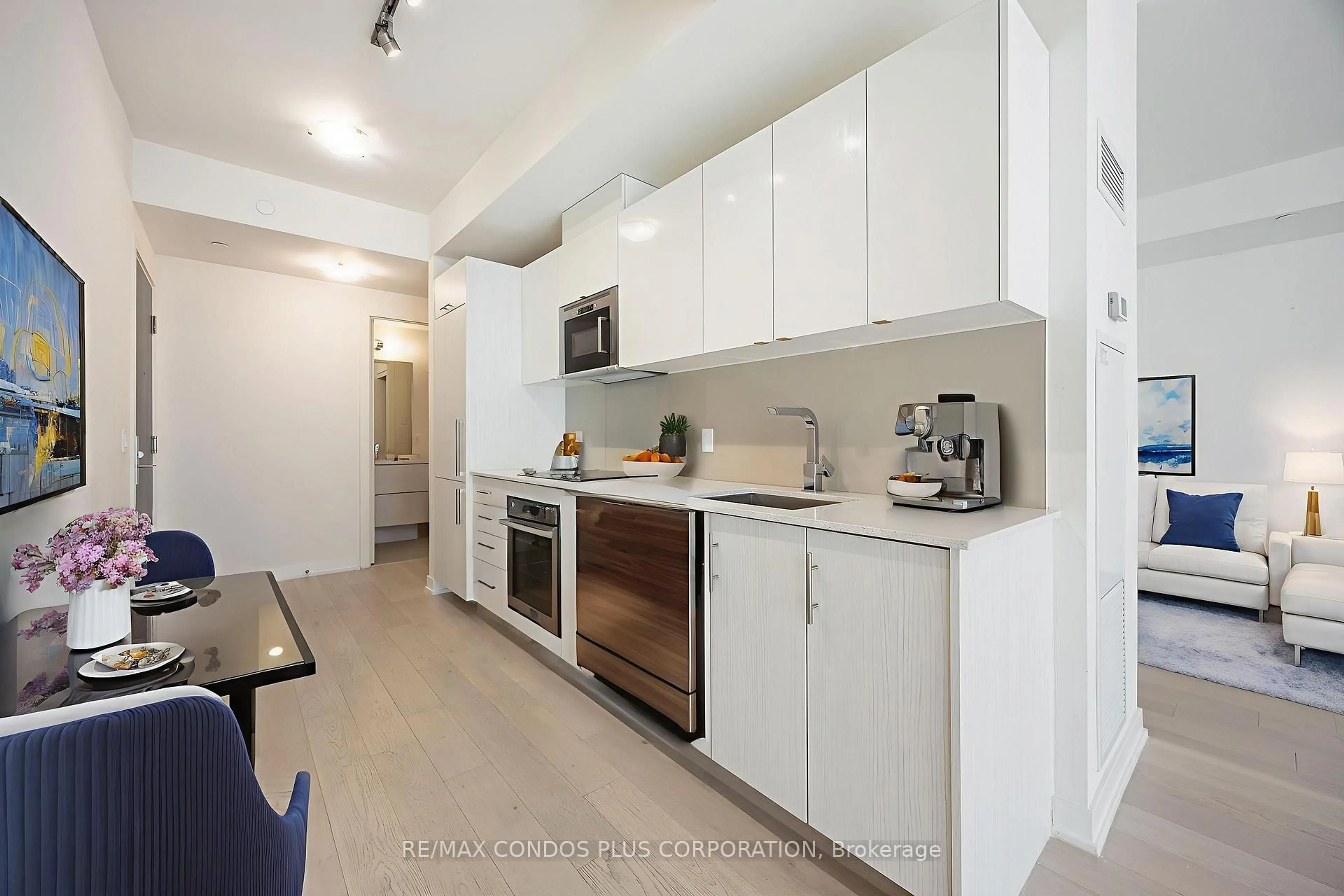 Standard kitchen, ceramic/tile floor for 330 Richmond St #518, Toronto Ontario M5V 1X2