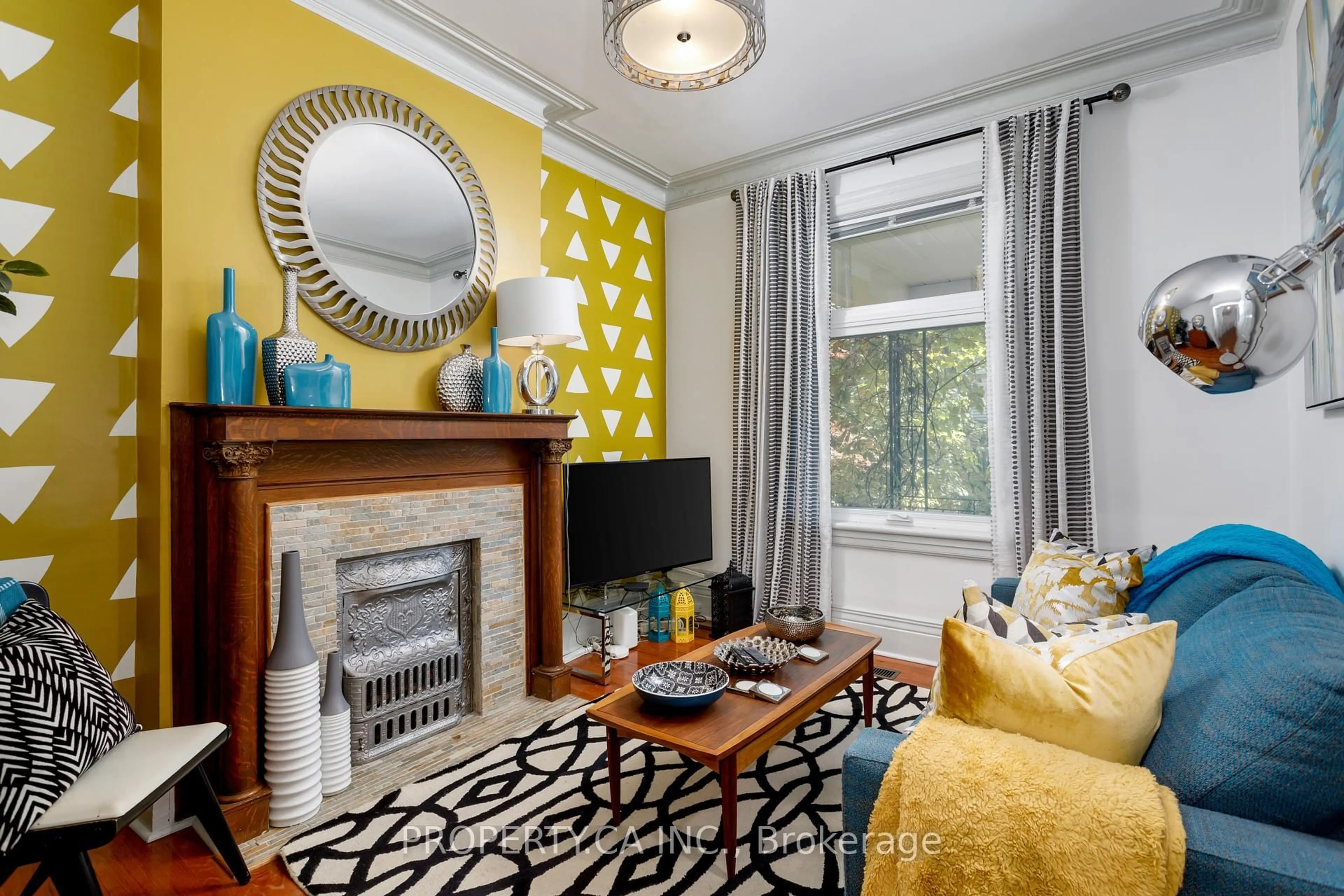 Living room with furniture, unknown for 458 Roxton Rd, Toronto Ontario M6G 3R4