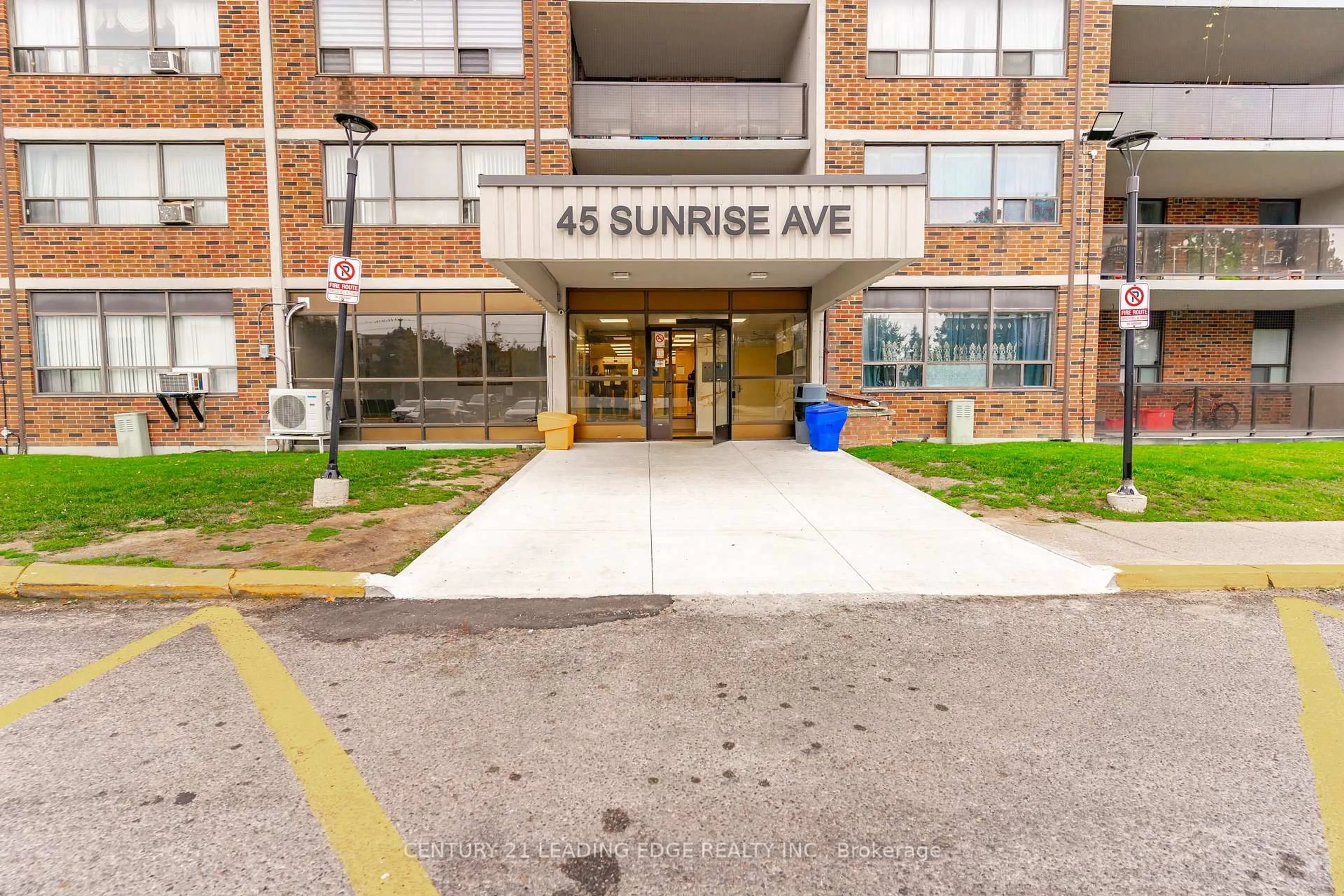 Indoor foyer for 45 Sunrise Ave #1702, Toronto Ontario M4A 2S3