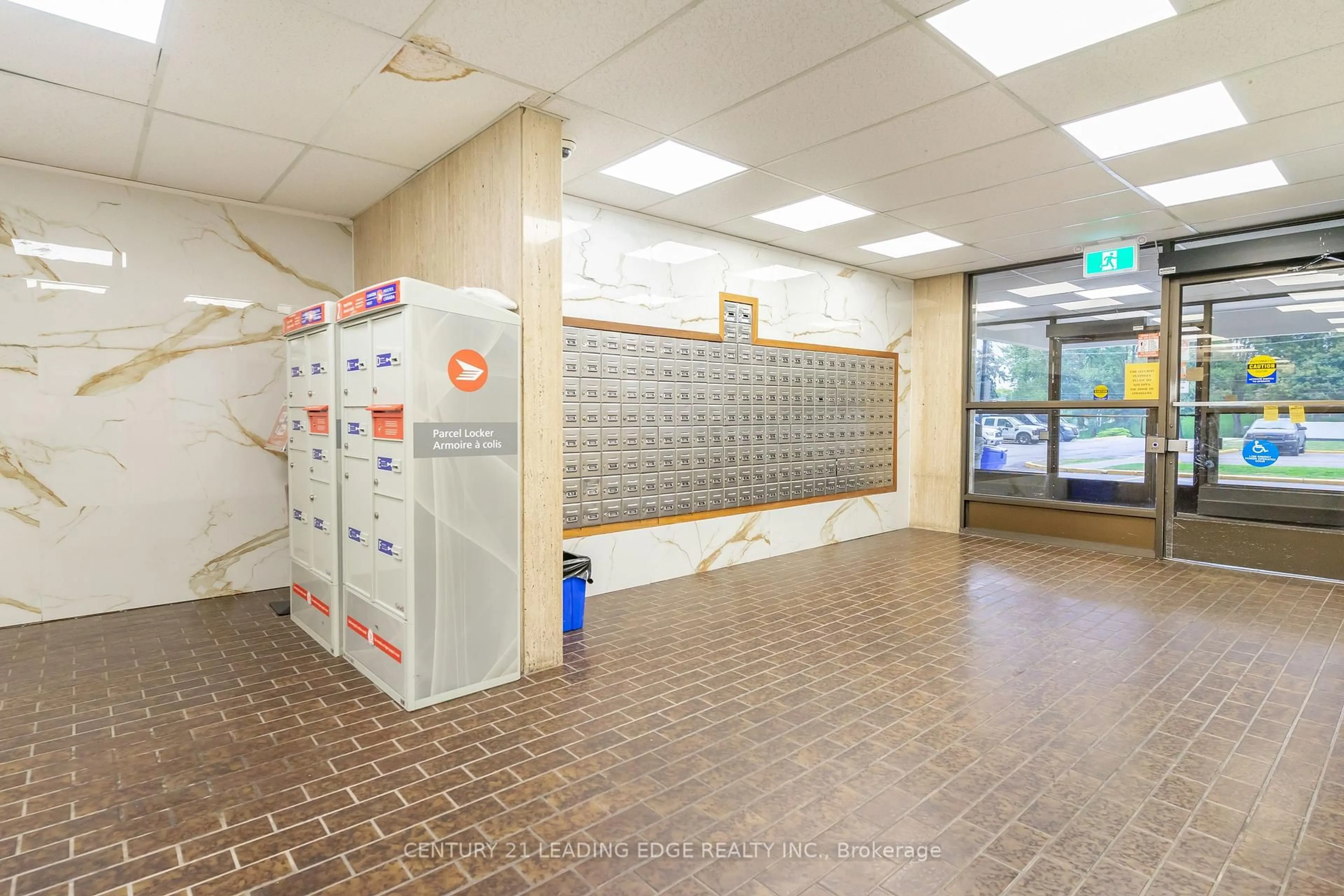 Indoor foyer for 45 Sunrise Ave #1702, Toronto Ontario M4A 2S3