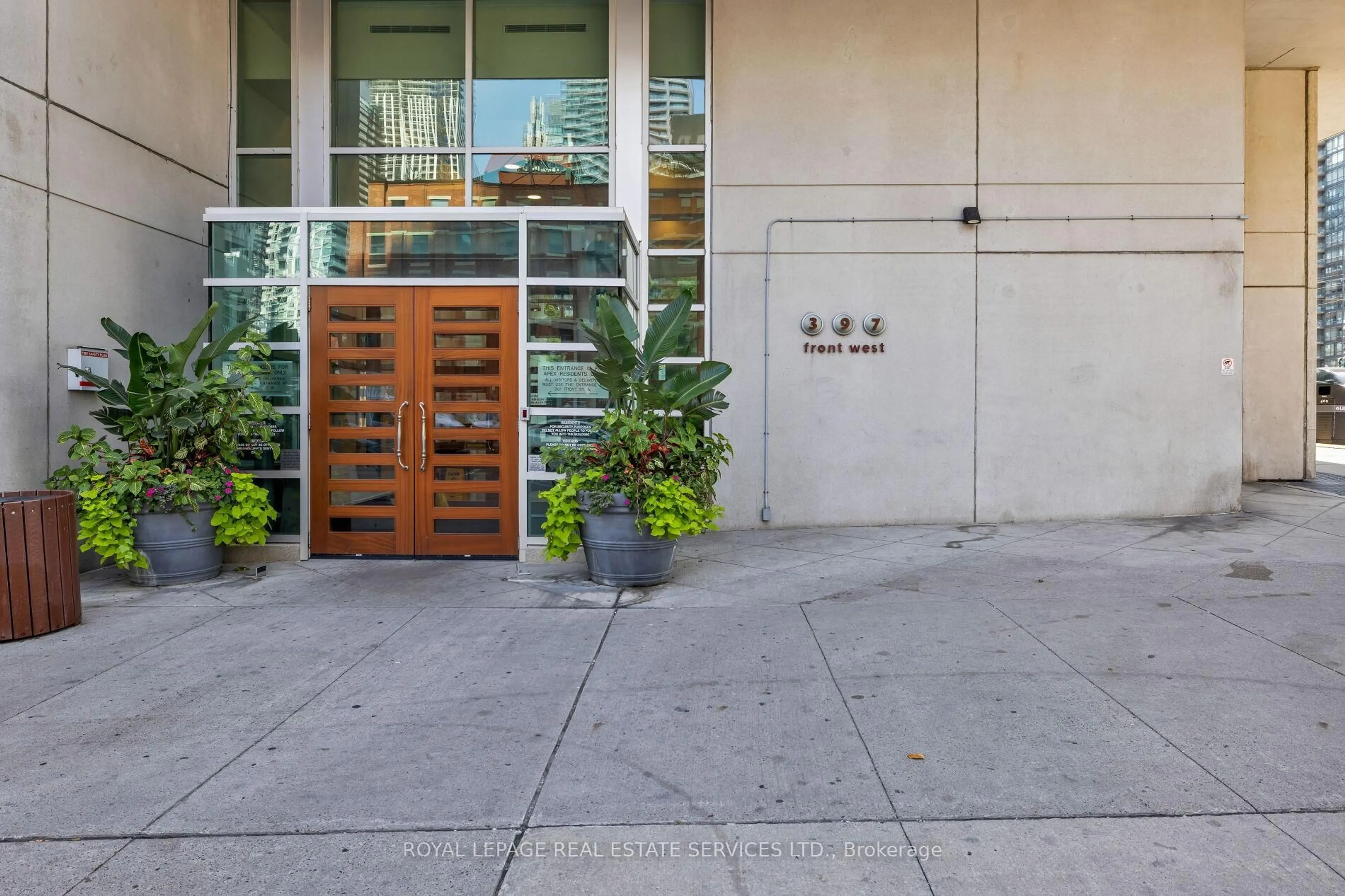 Indoor entryway for 397 Front St #605, Toronto Ontario M5V 3S1
