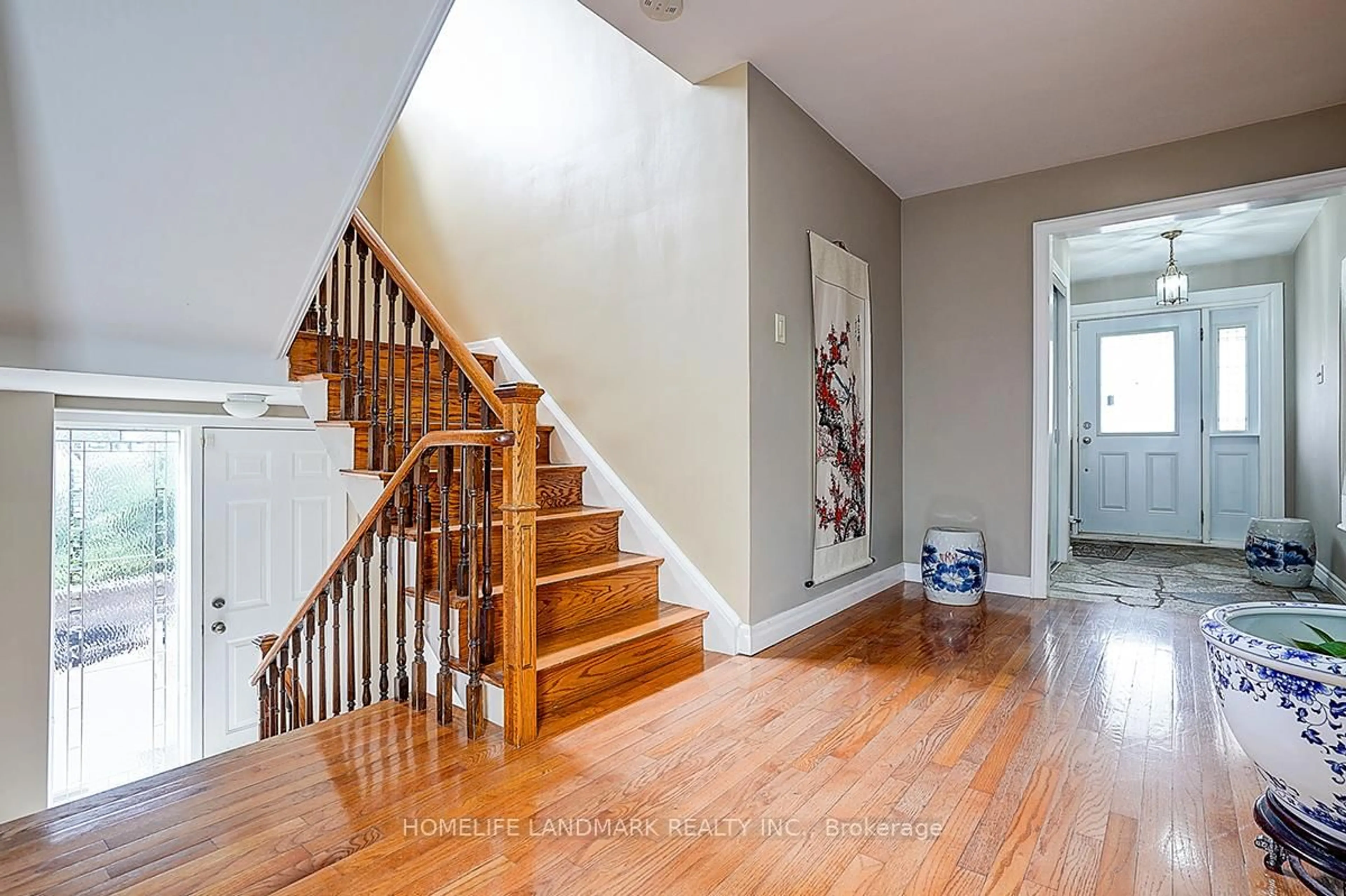 Indoor entryway for 19 Stubbs Dr, Toronto Ontario M2L 2R2