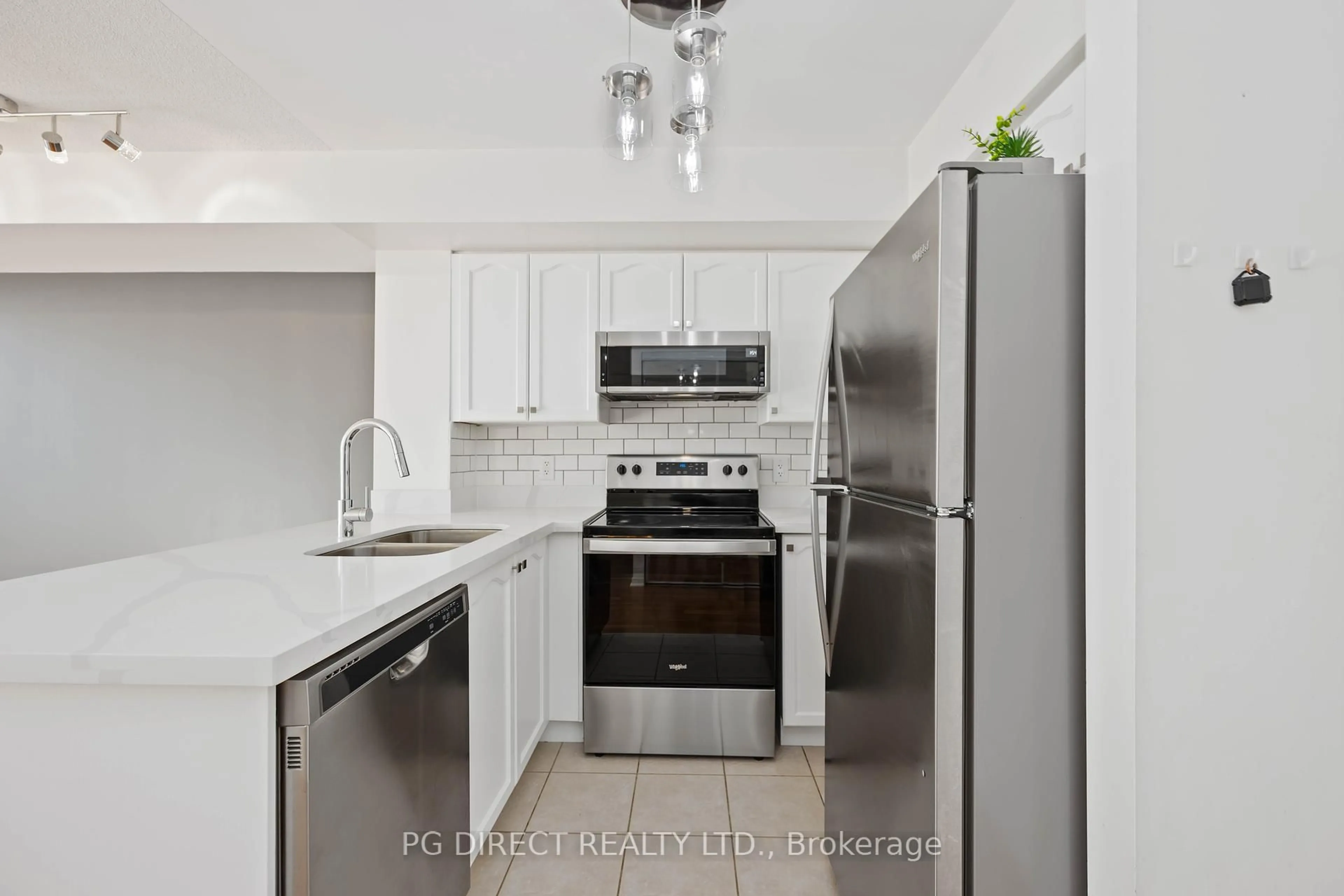 Standard kitchen, ceramic/tile floor for 18 Valley Woods Rd #611, Toronto Ontario M3A 0A1