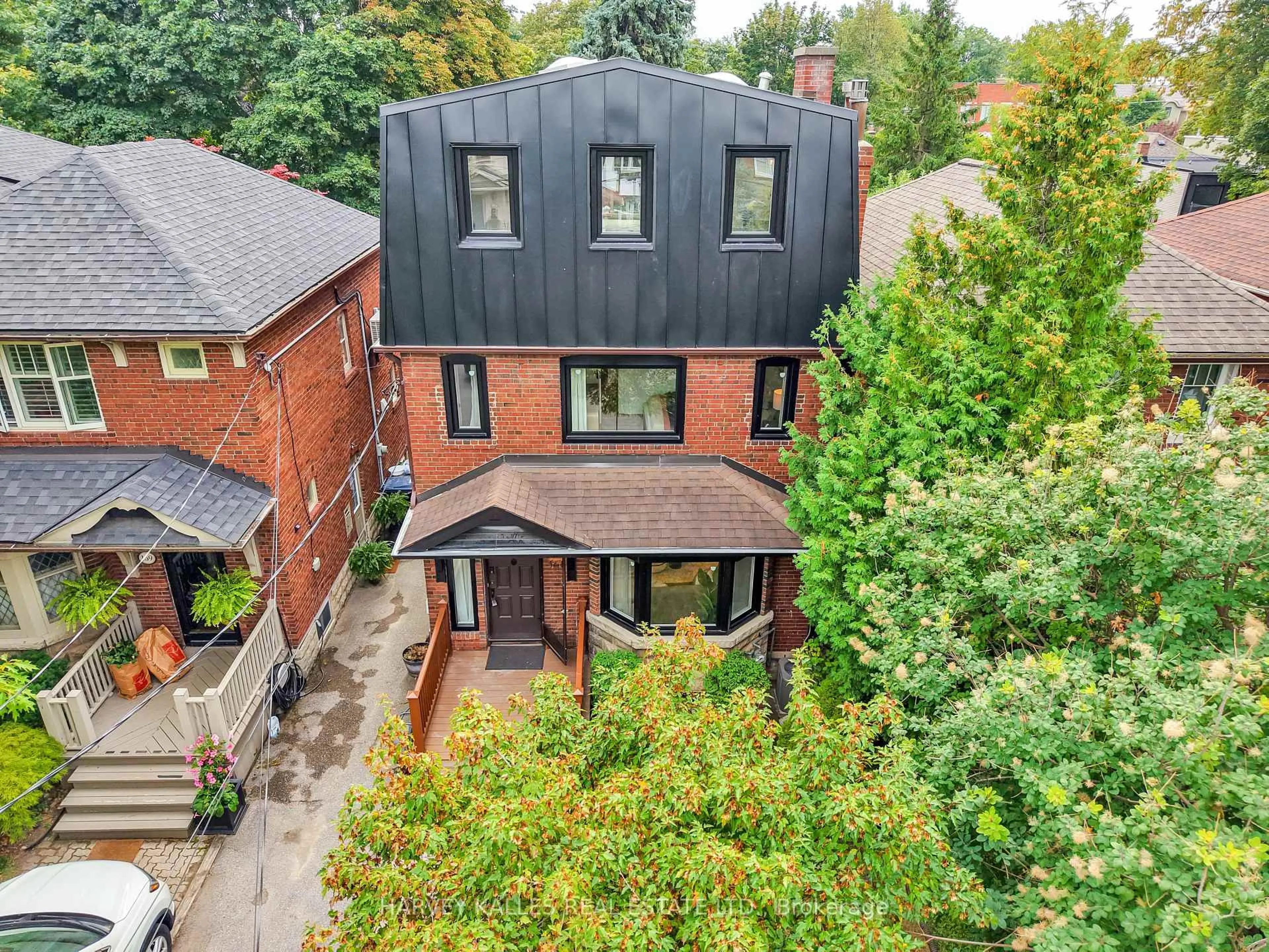 A pic from outside/outdoor area/front of a property/back of a property/a pic from drone, street for 161 Brookdale Ave, Toronto Ontario M5M 1P4