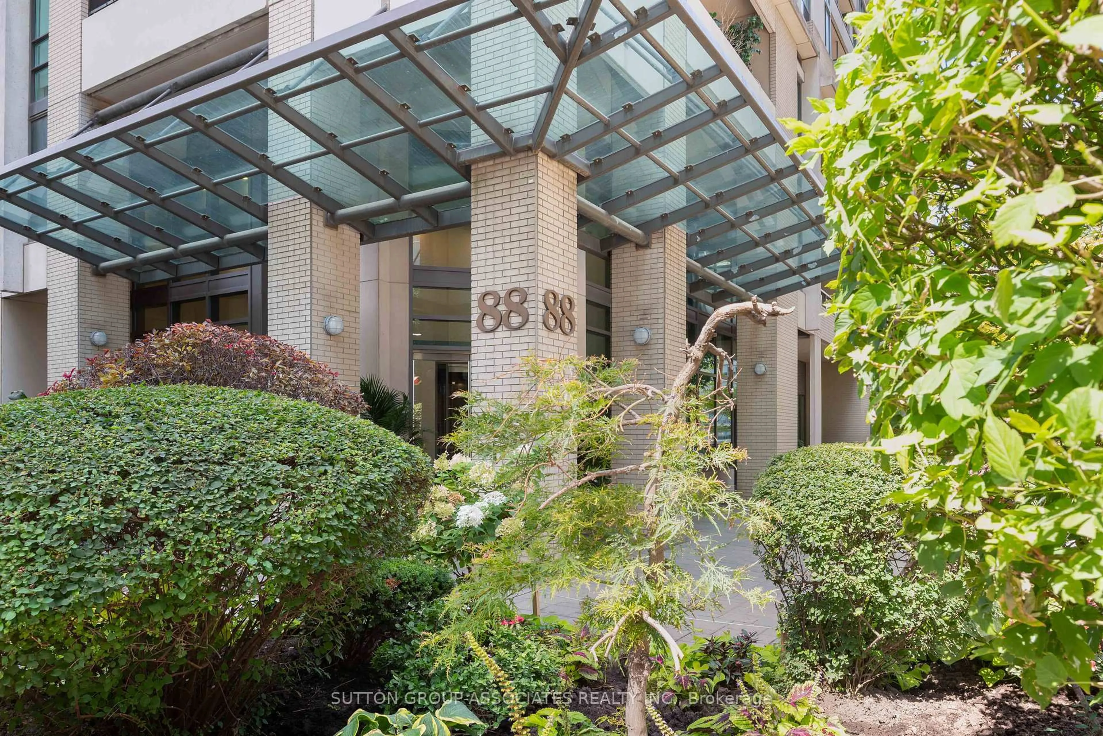 Indoor foyer for 88 Broadway Ave #312, Toronto Ontario M4P 0A5