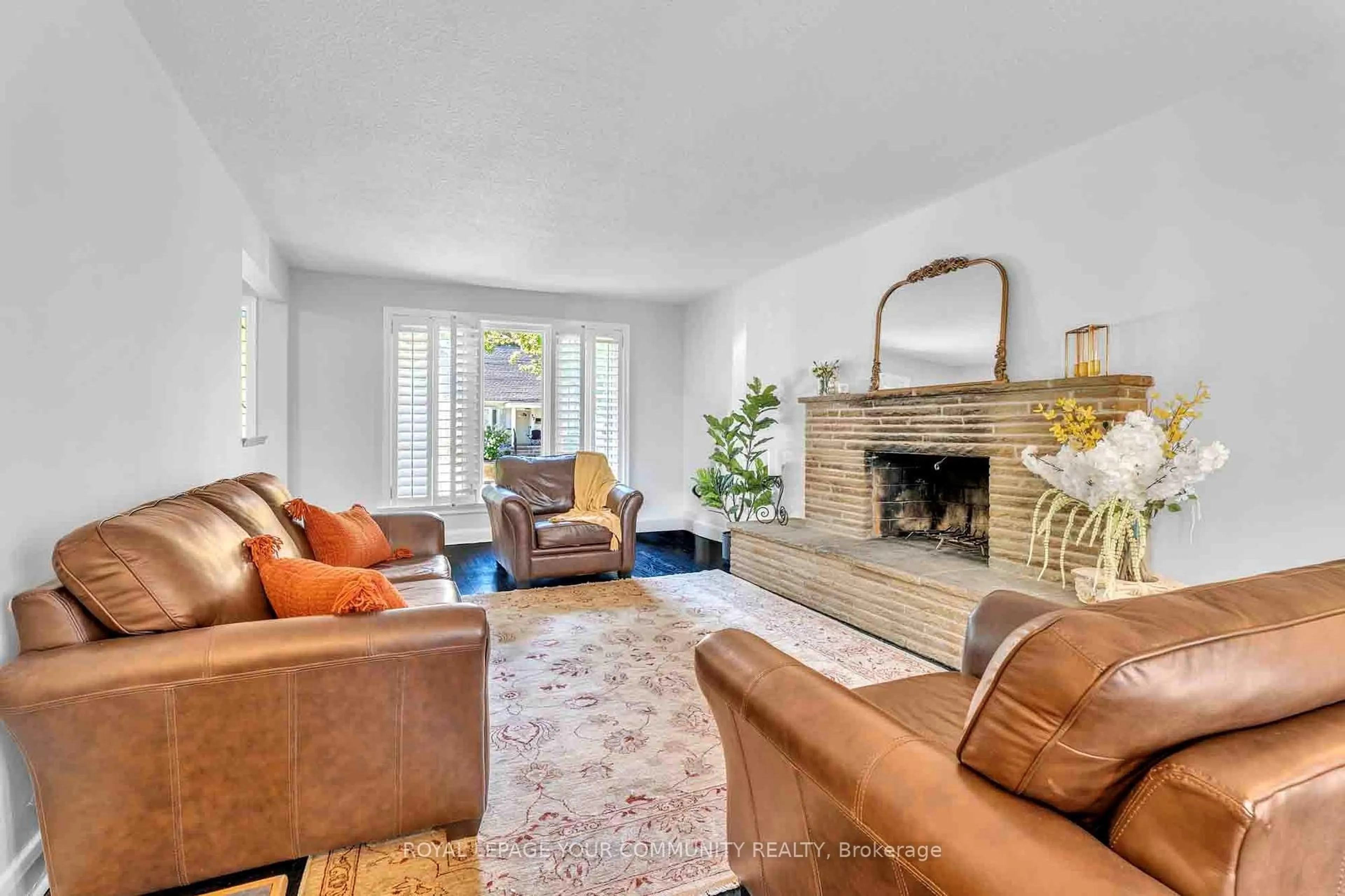 Living room with furniture, unknown for 14 Luverne Ave, Toronto Ontario M3H 1R4