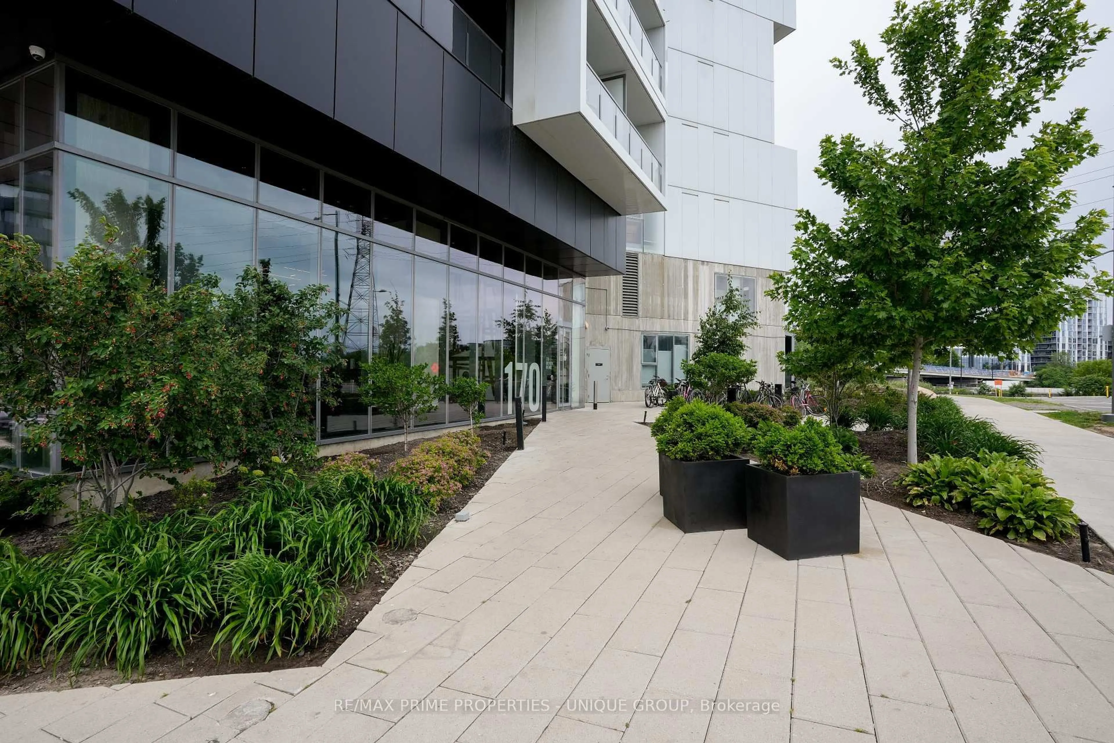 Patio, building for 170 Bayview Ave #2603, Toronto Ontario M5A 0M4