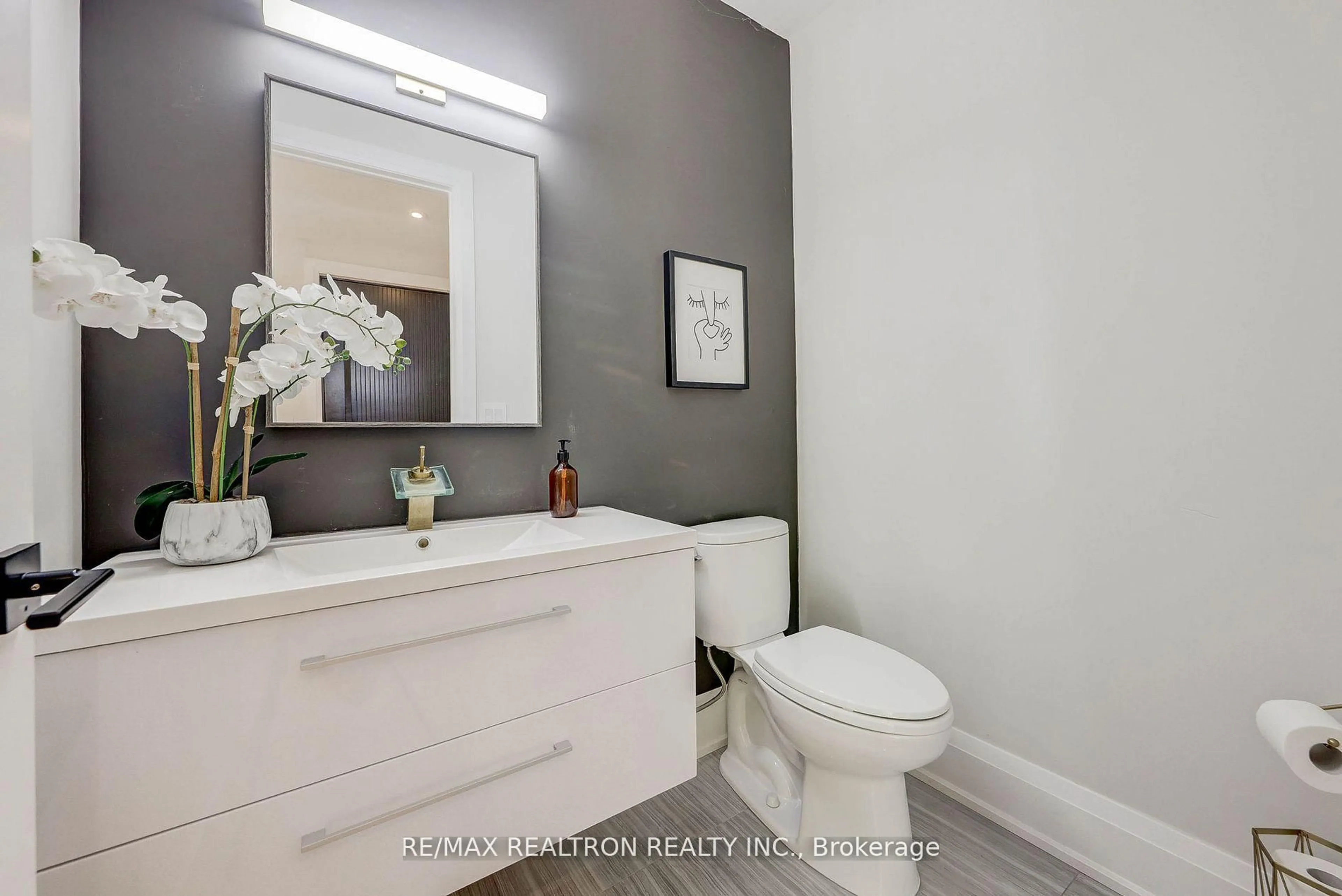Contemporary bathroom, ceramic/tile floor for 523 Briar Hill Ave, Toronto Ontario M5N 1N1