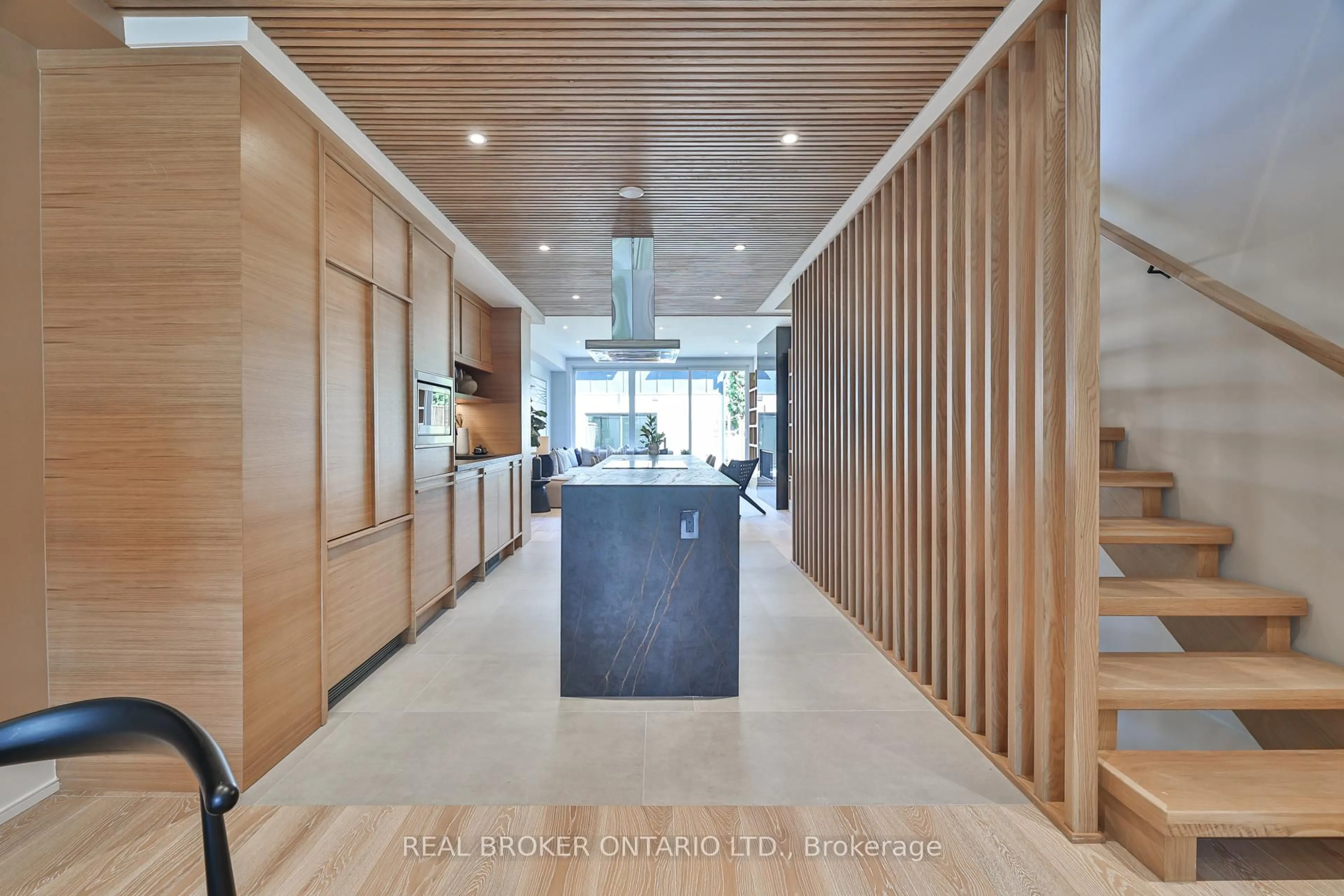 Indoor foyer for 273 Grace St, Toronto Ontario M6G 3A7