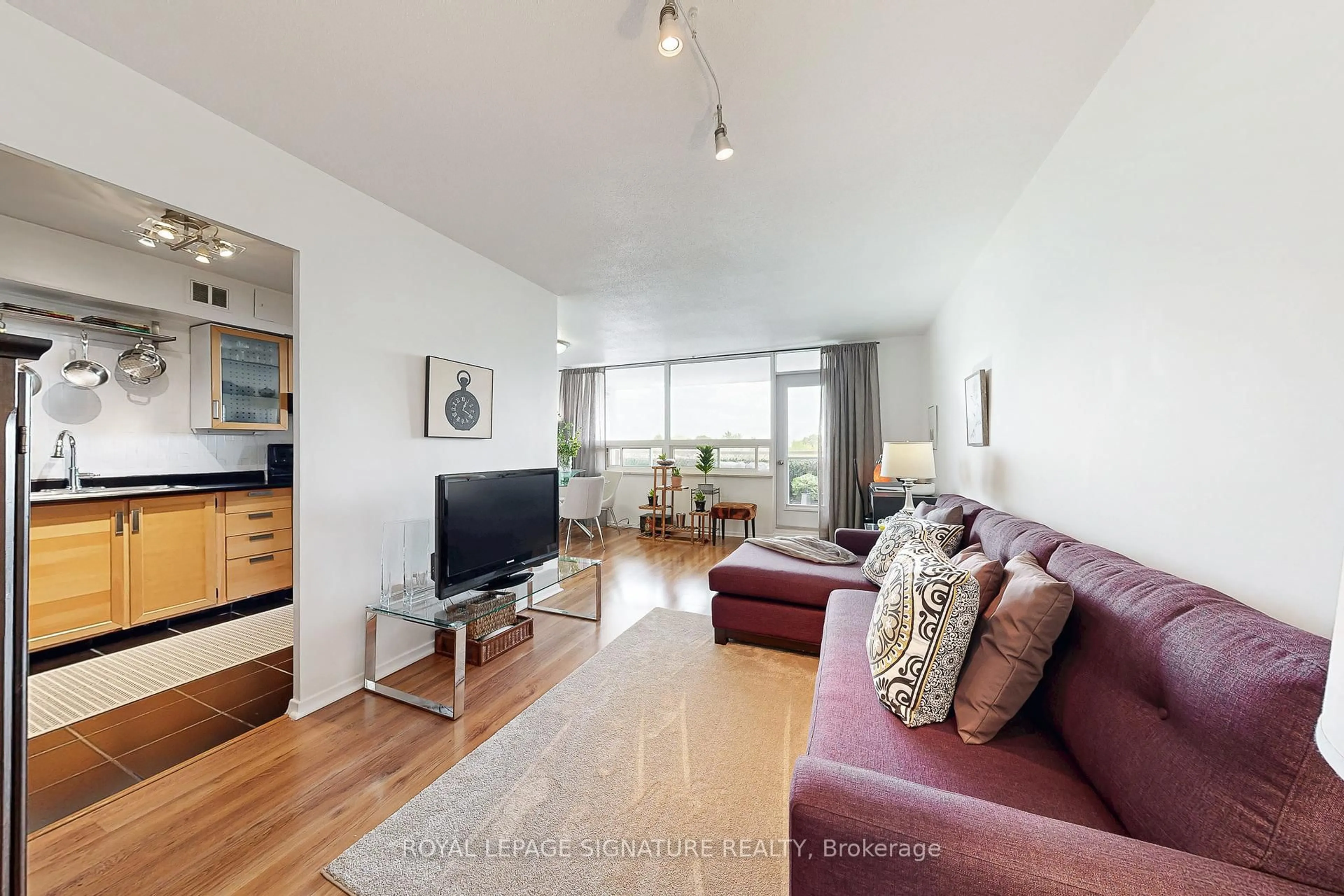 Living room with furniture, wood/laminate floor for 1350 York Mills Rd #605, Toronto Ontario M3A 2A1