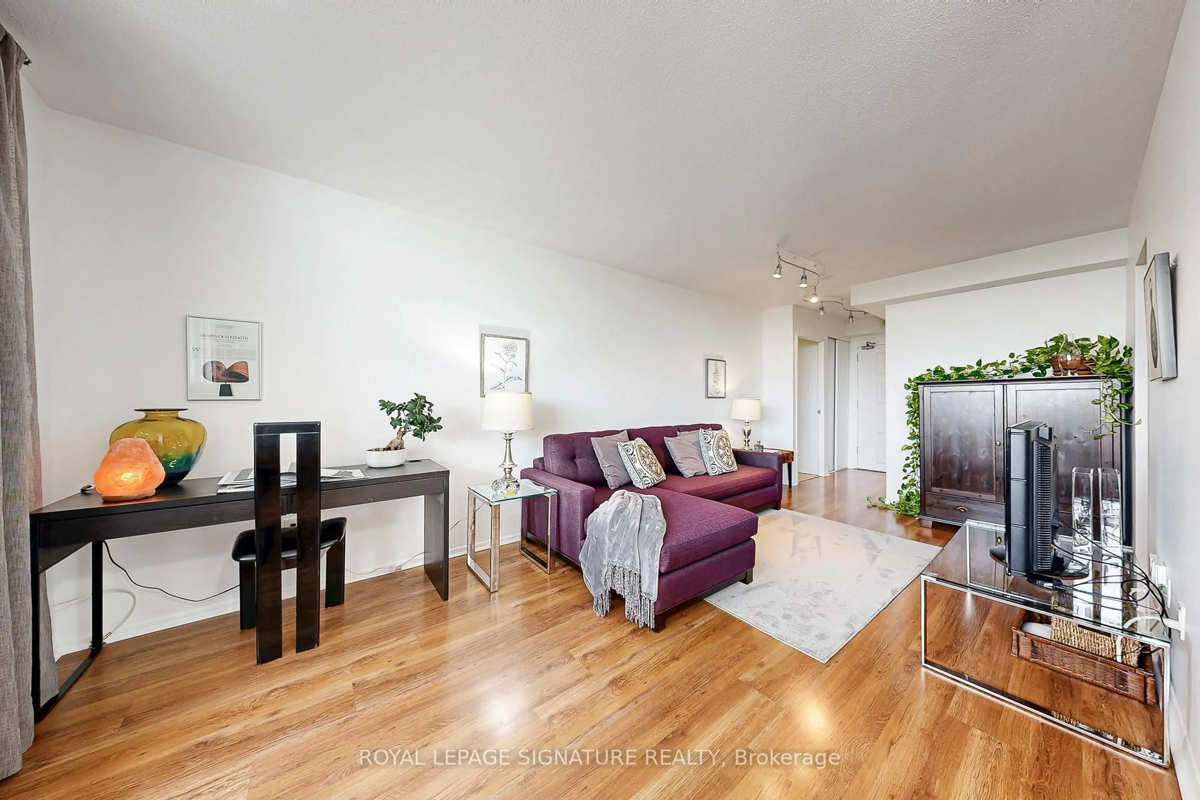 Living room with furniture, wood/laminate floor for 1350 York Mills Rd #605, Toronto Ontario M3A 2A1