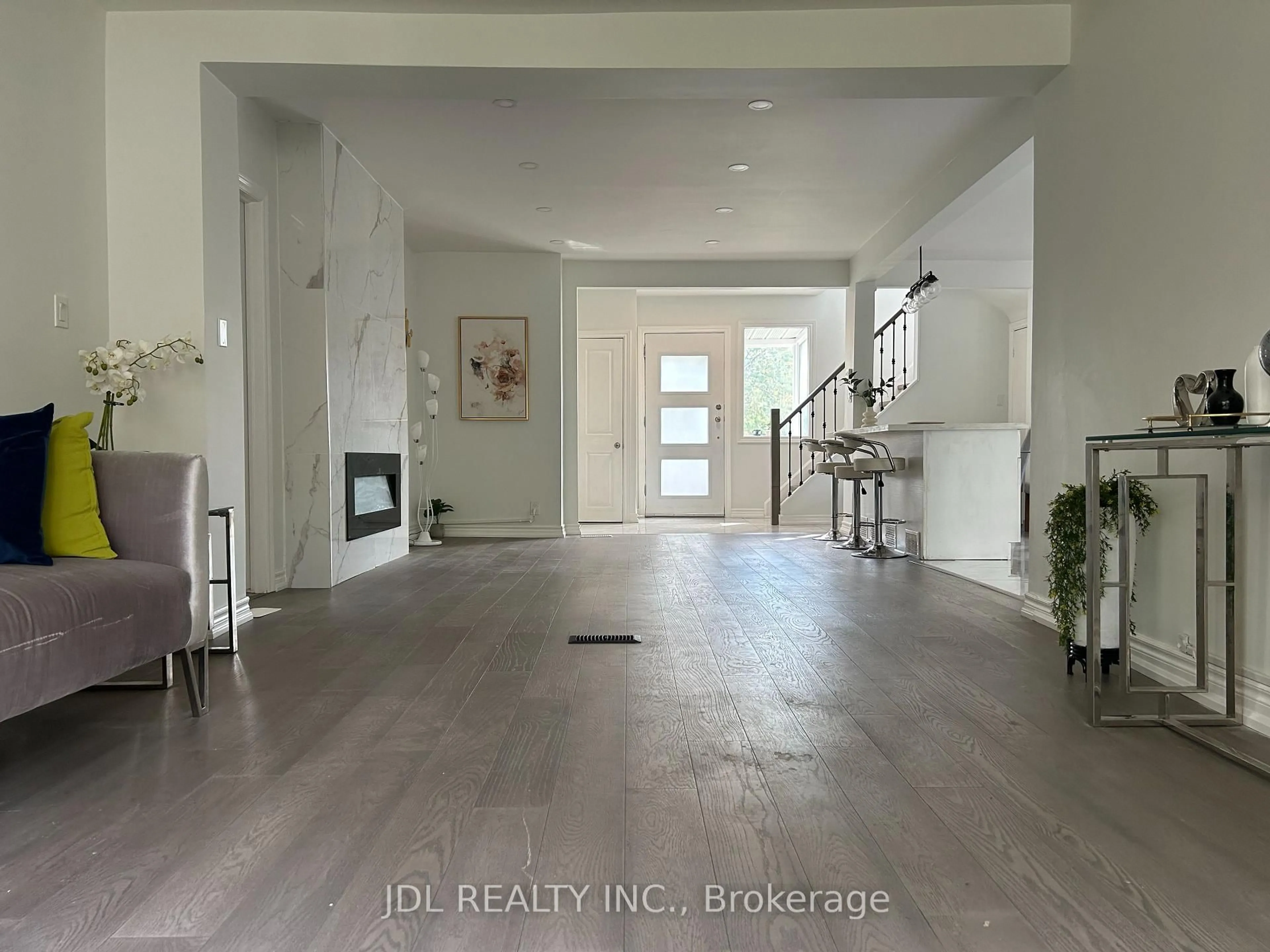 Indoor entryway for 18 Cadillac Ave Ave, Toronto Ontario M3H 1R9