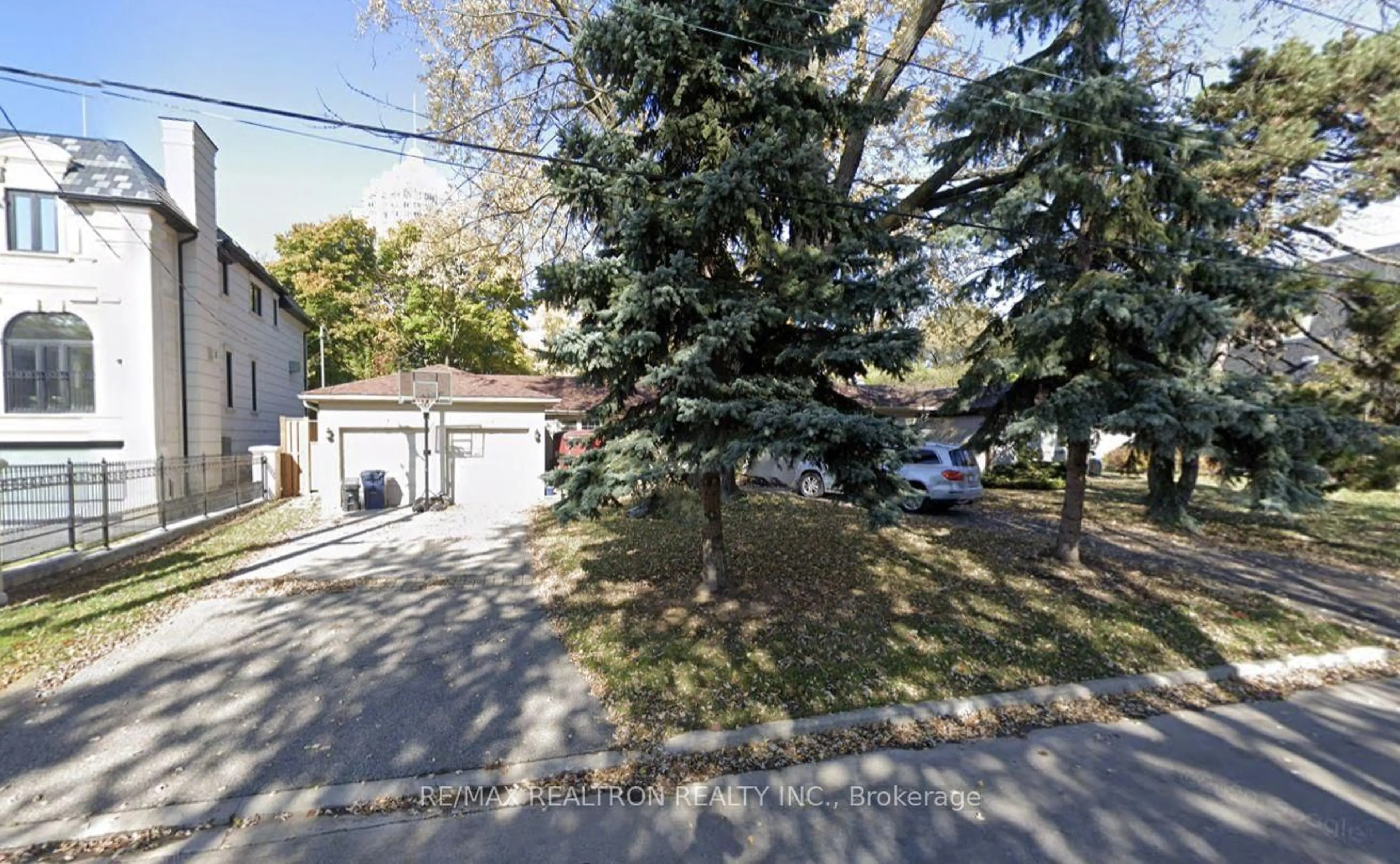 A pic from outside/outdoor area/front of a property/back of a property/a pic from drone, street for 62 Northdale Rd, Toronto Ontario M2L 2M1