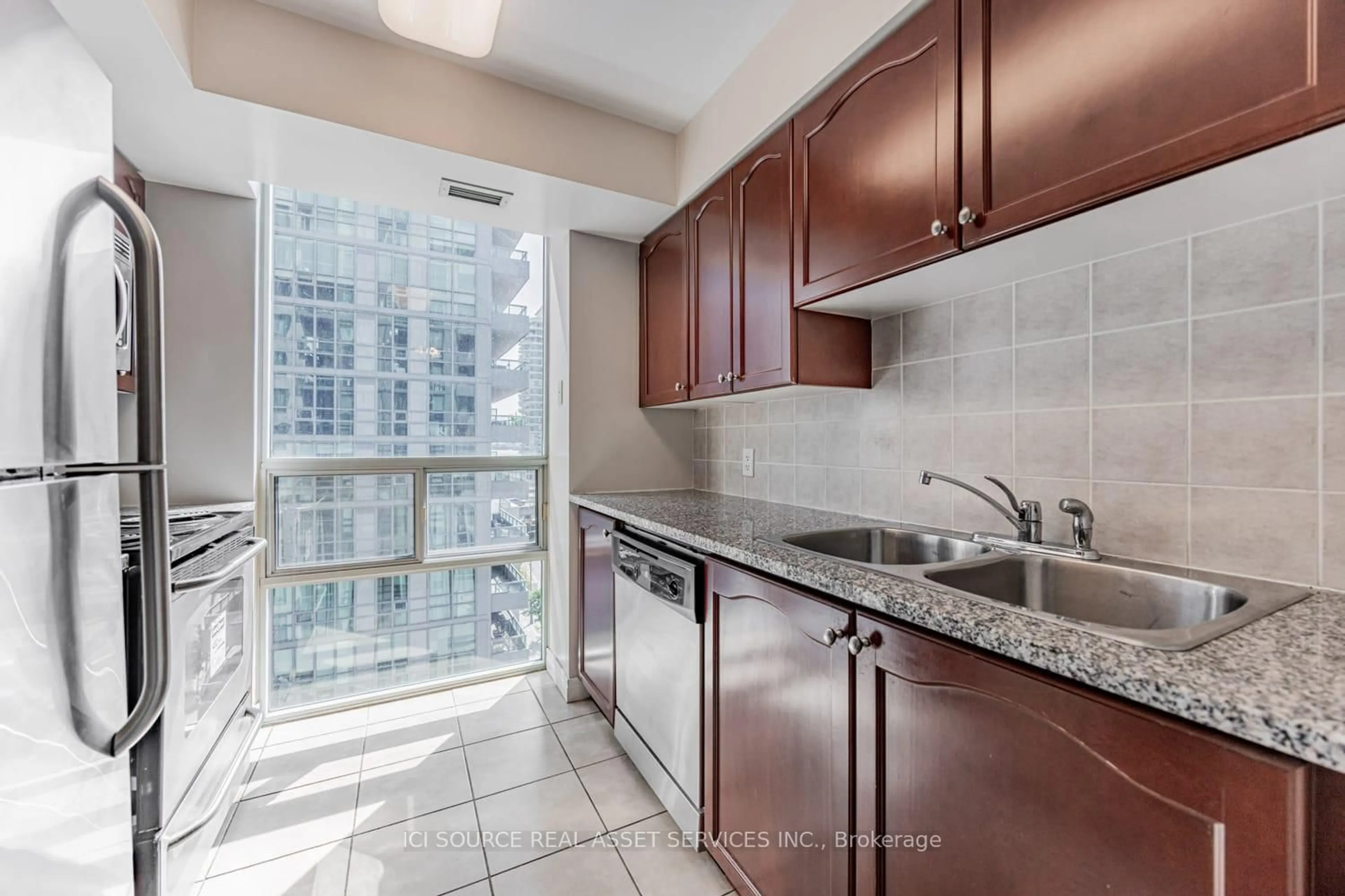Standard kitchen, ceramic/tile floor for 51 Lower Simcoe St #808, Toronto Ontario M5J 3A2