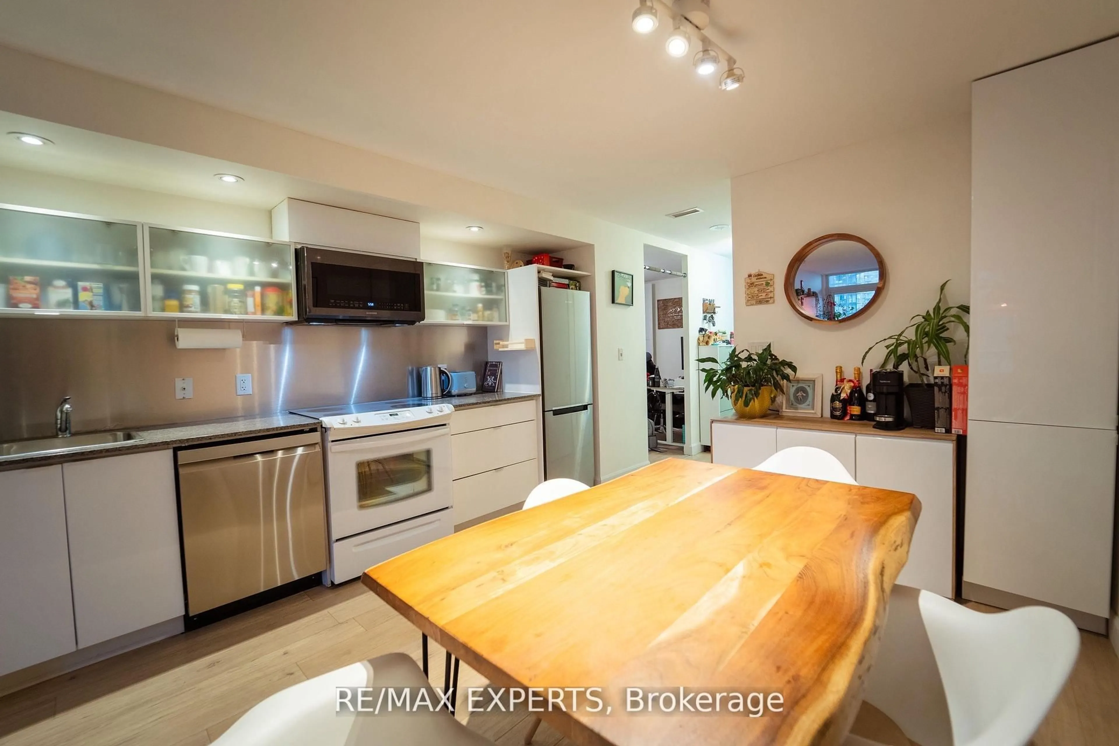 Open concept kitchen, wood/laminate floor for 4K Spadina Ave #1223, Toronto Ontario M5V 3Y9