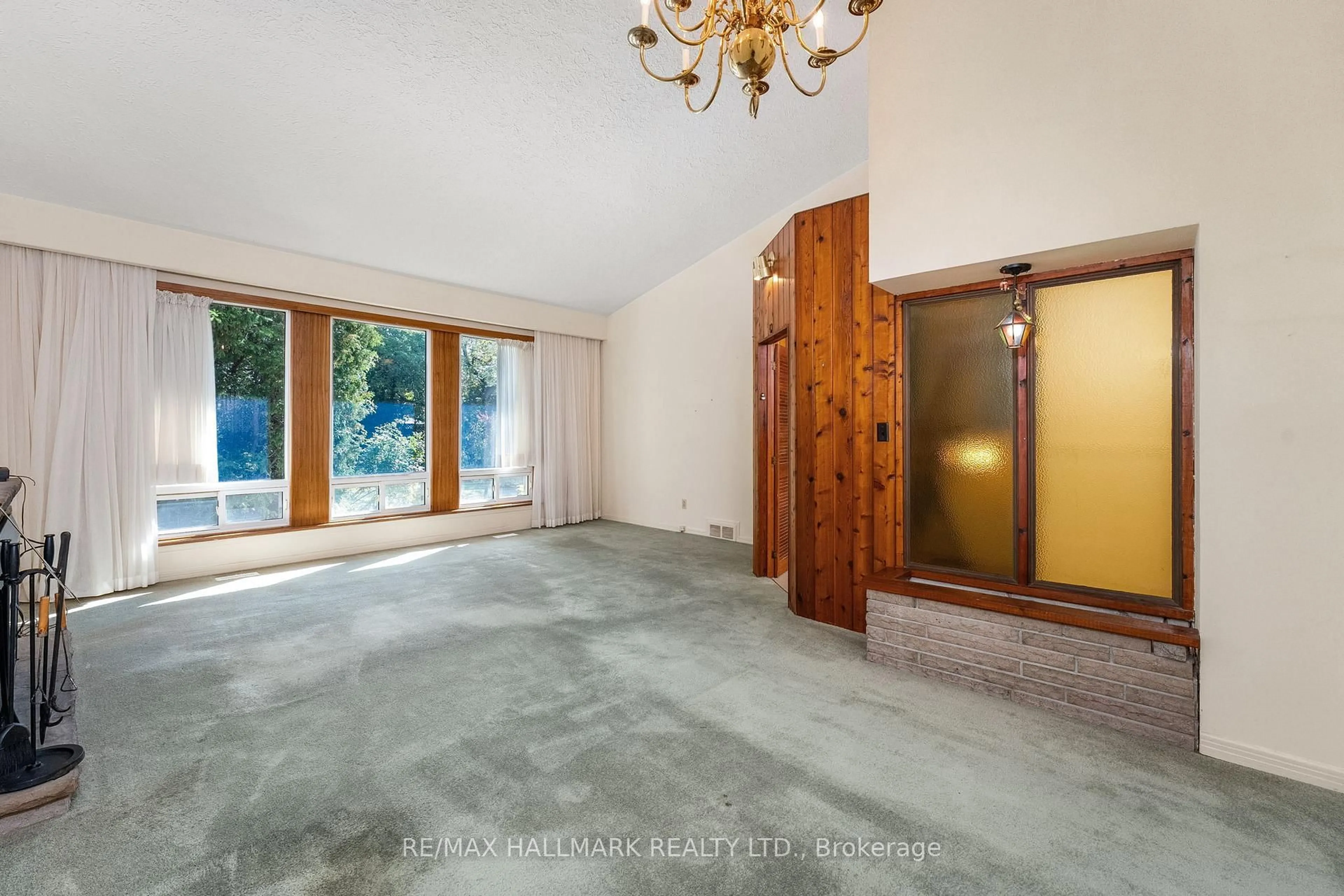 Indoor foyer for 35 Cobden St, Toronto Ontario M2R 1S1