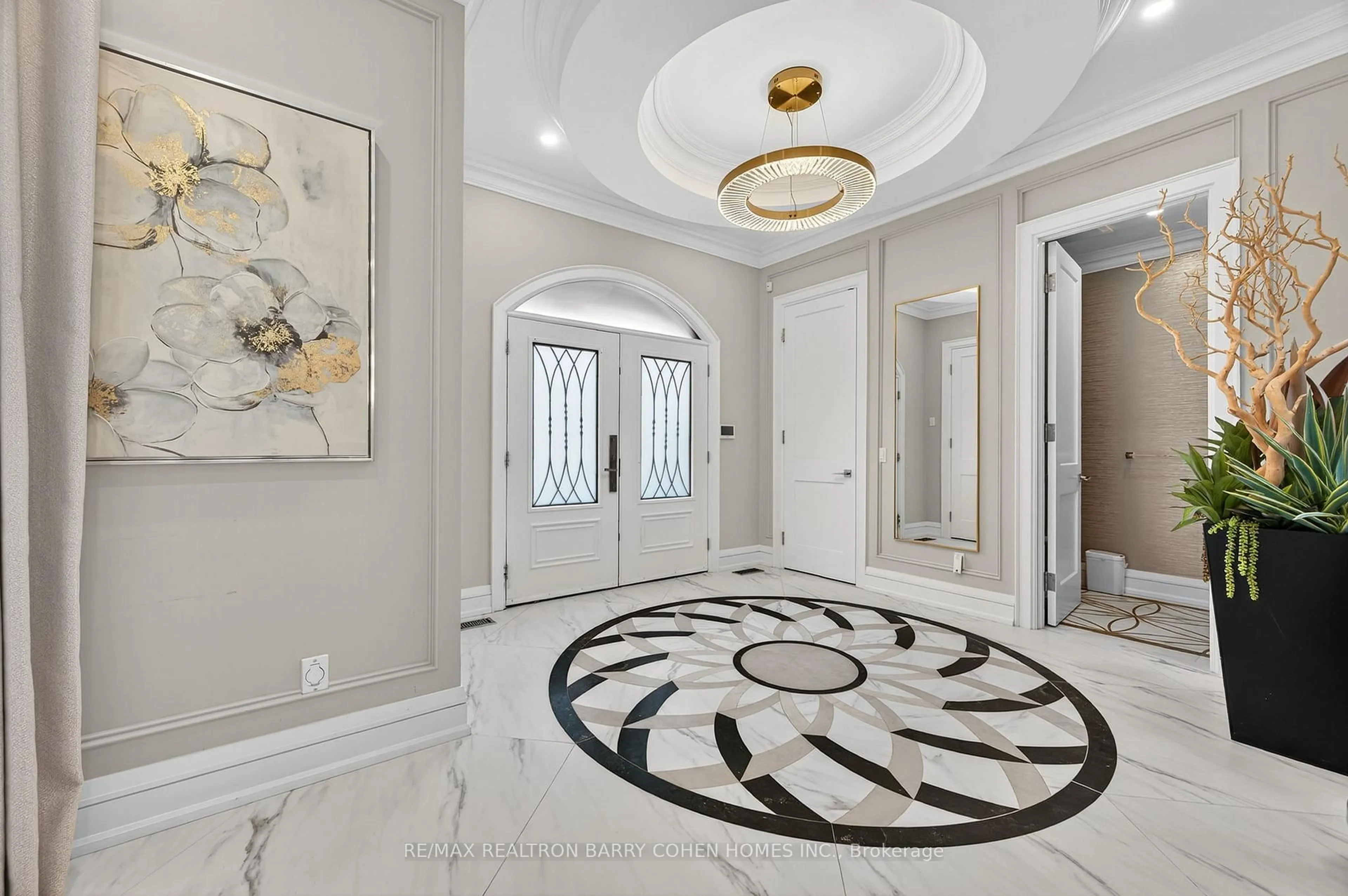 Indoor entryway for 18 Suncrest Dr, Toronto Ontario M3C 2L2