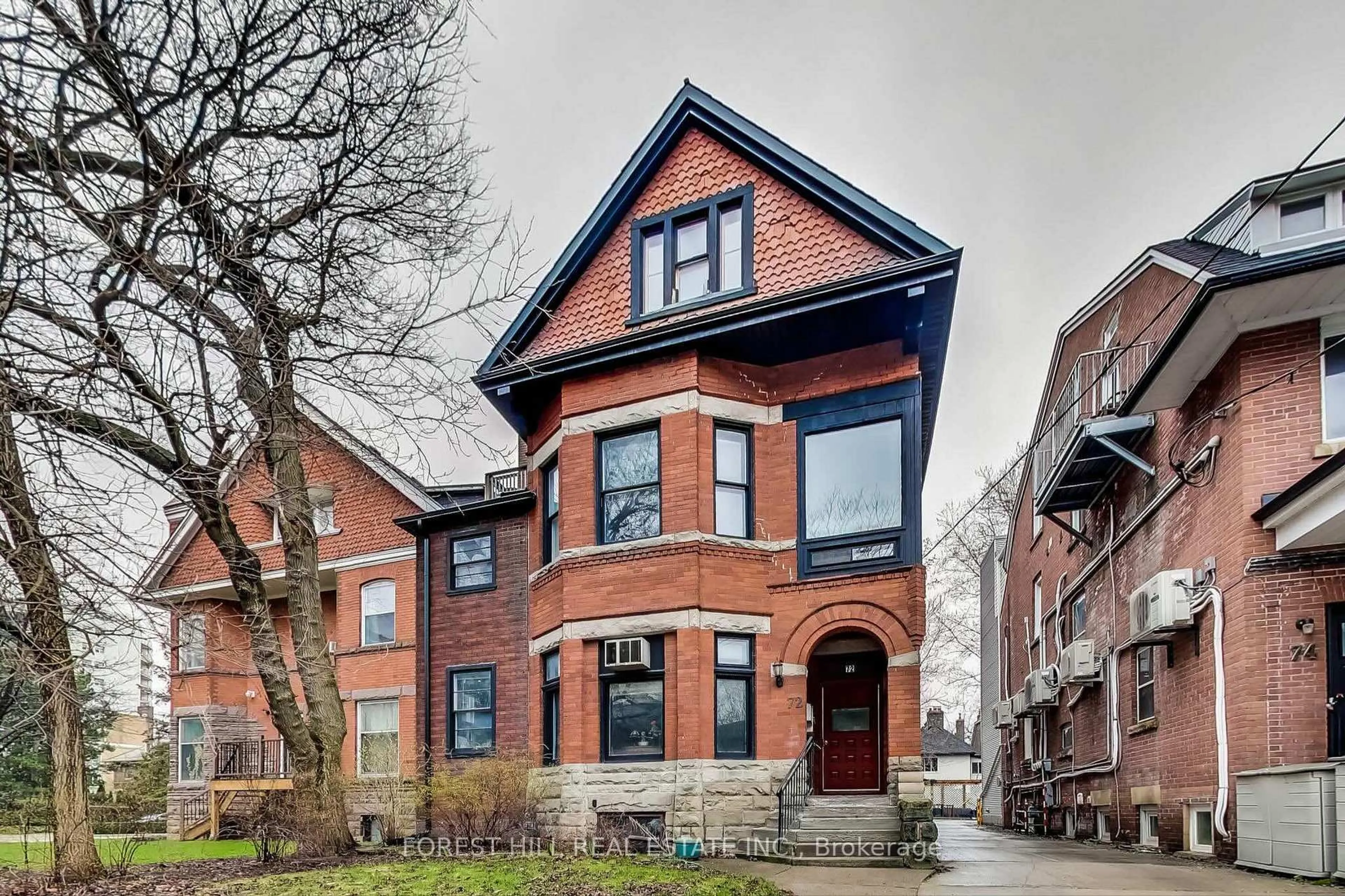 Home with brick exterior material, street for 72 Walmer Rd, Toronto Ontario M5R 2X7