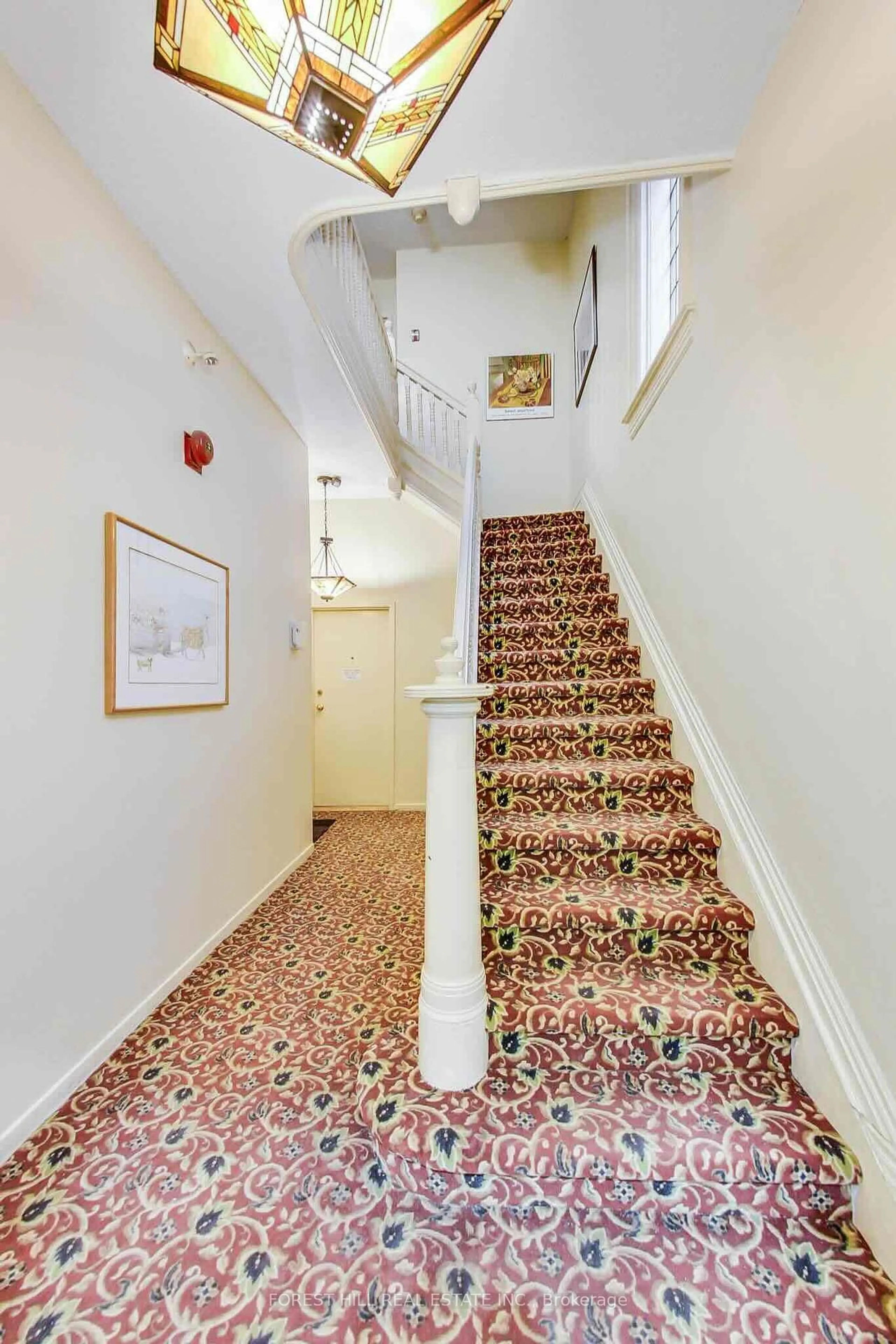 Indoor foyer for 72 Walmer Rd, Toronto Ontario M5R 2X7