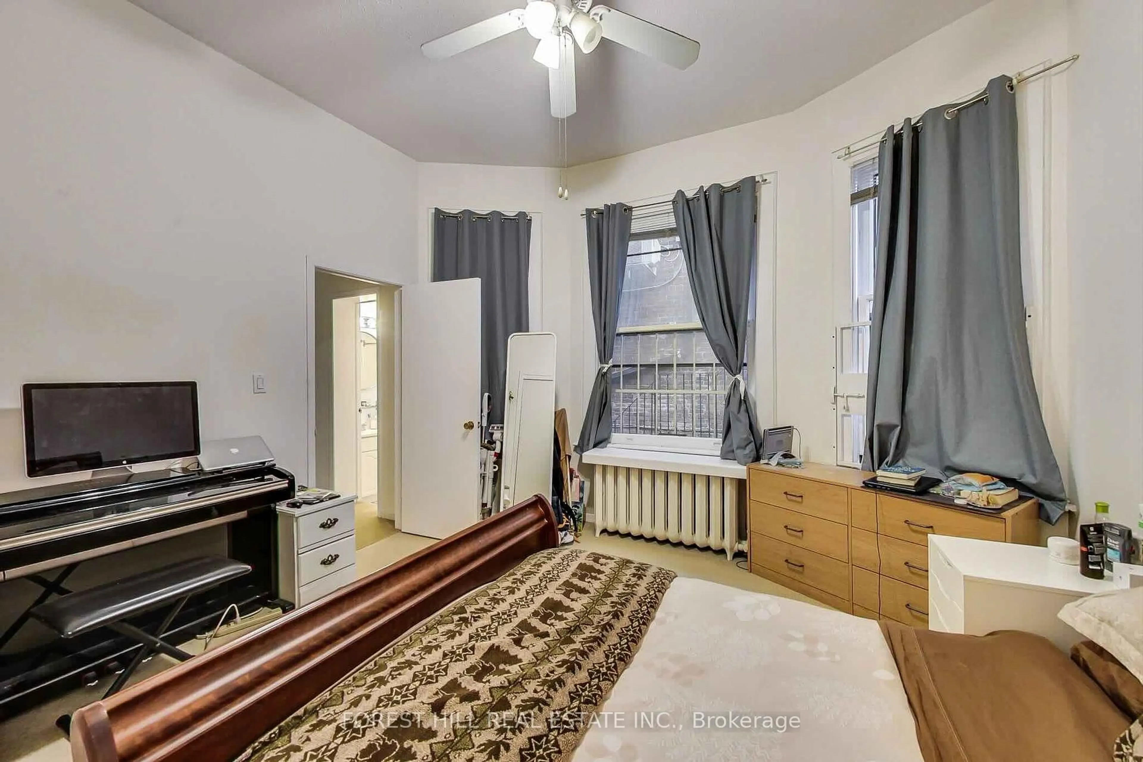 A pic of a room for 72 Walmer Rd, Toronto Ontario M5R 2X7