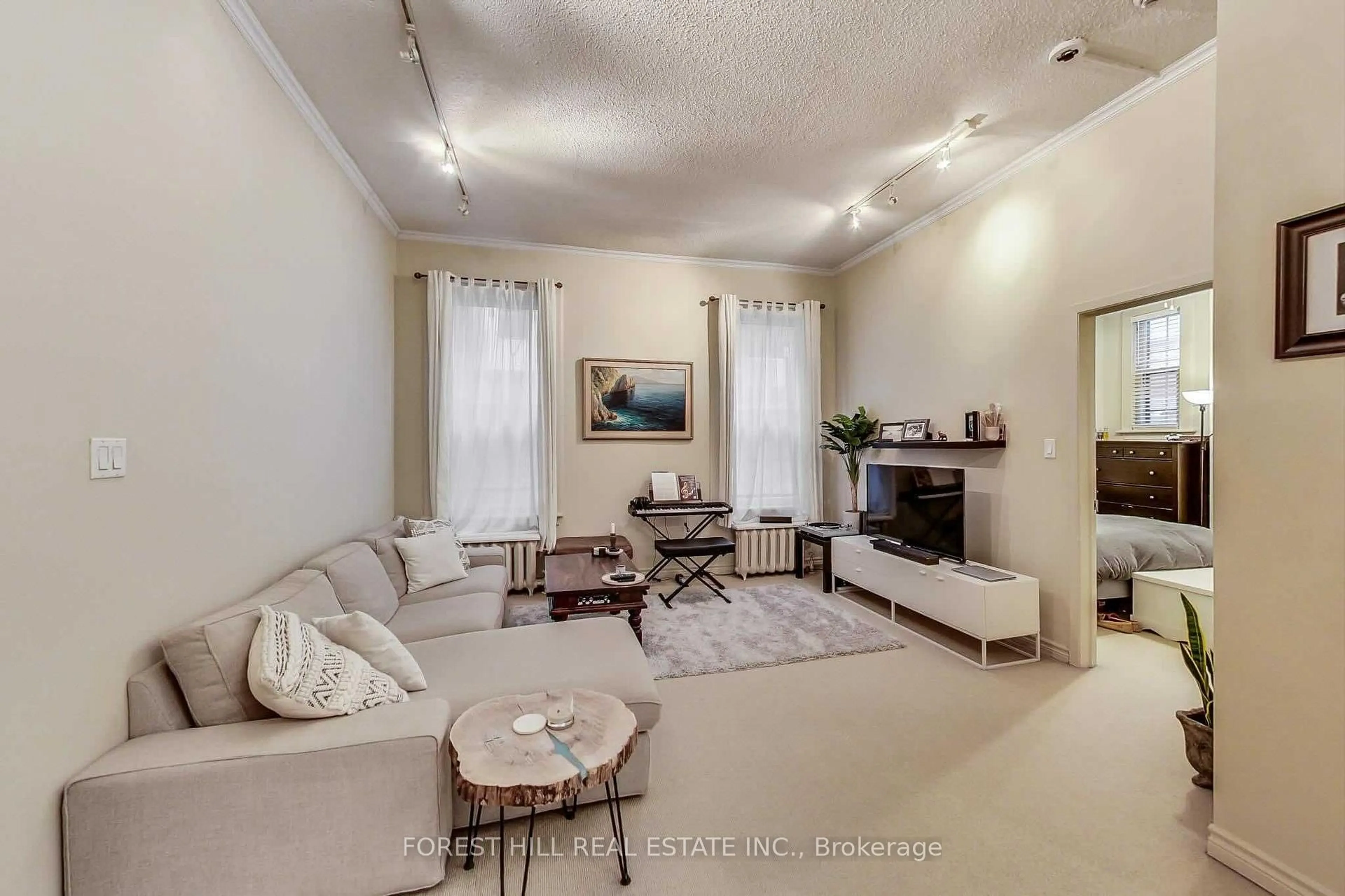 Living room with furniture, unknown for 72 Walmer Rd, Toronto Ontario M5R 2X7