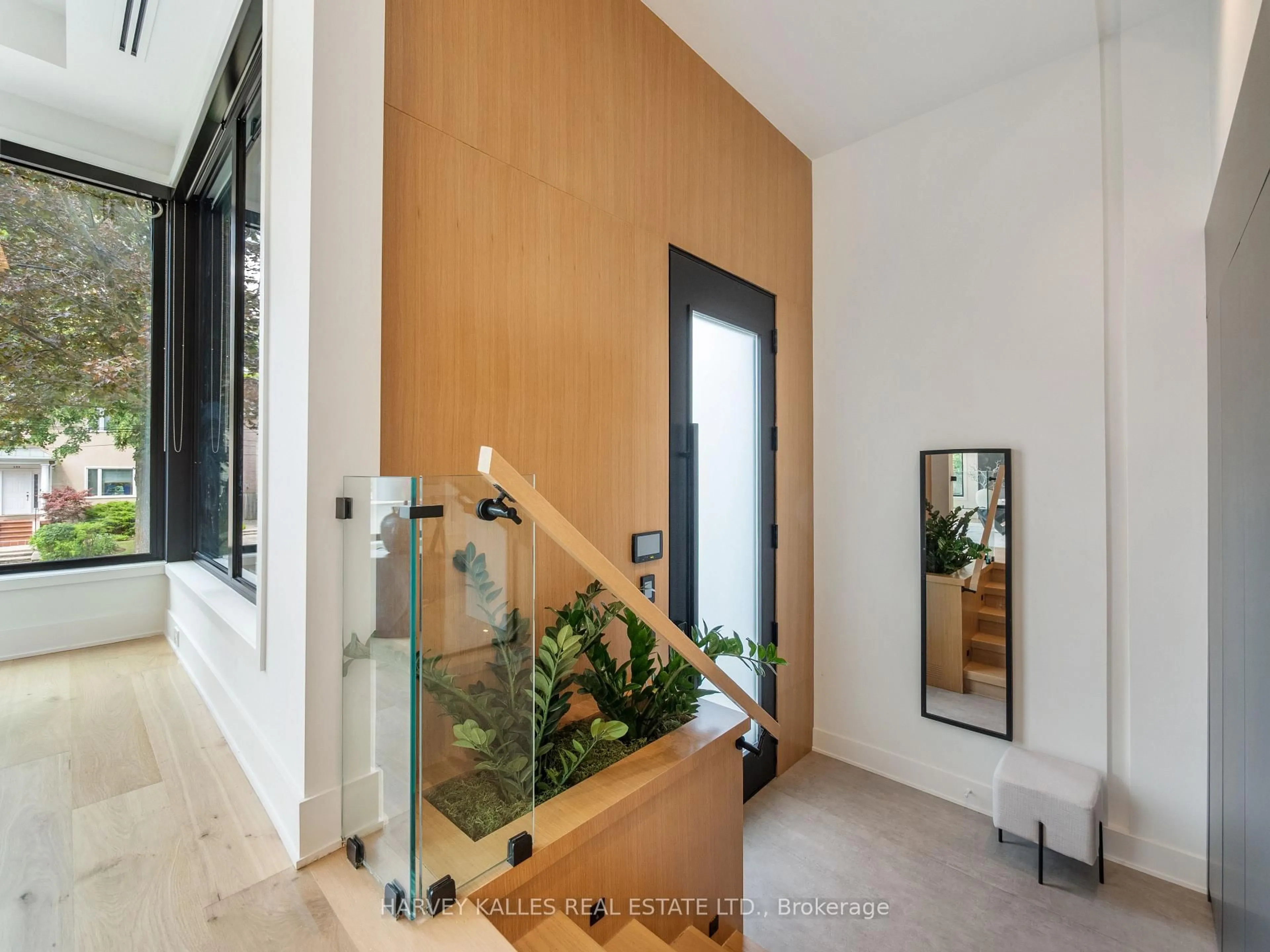 Indoor entryway for 585 Bedford park Ave, Toronto Ontario M5M 1K4